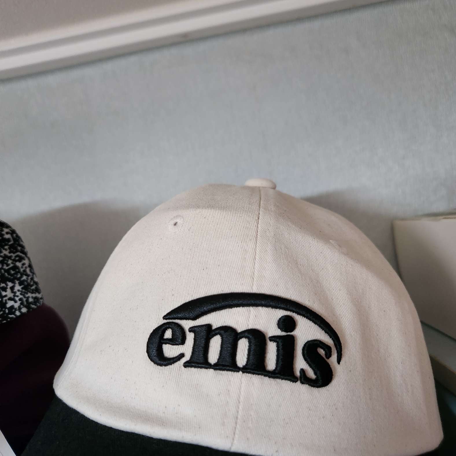 Emis New Logo Ball Cap Two Tone Black 착용 스타일