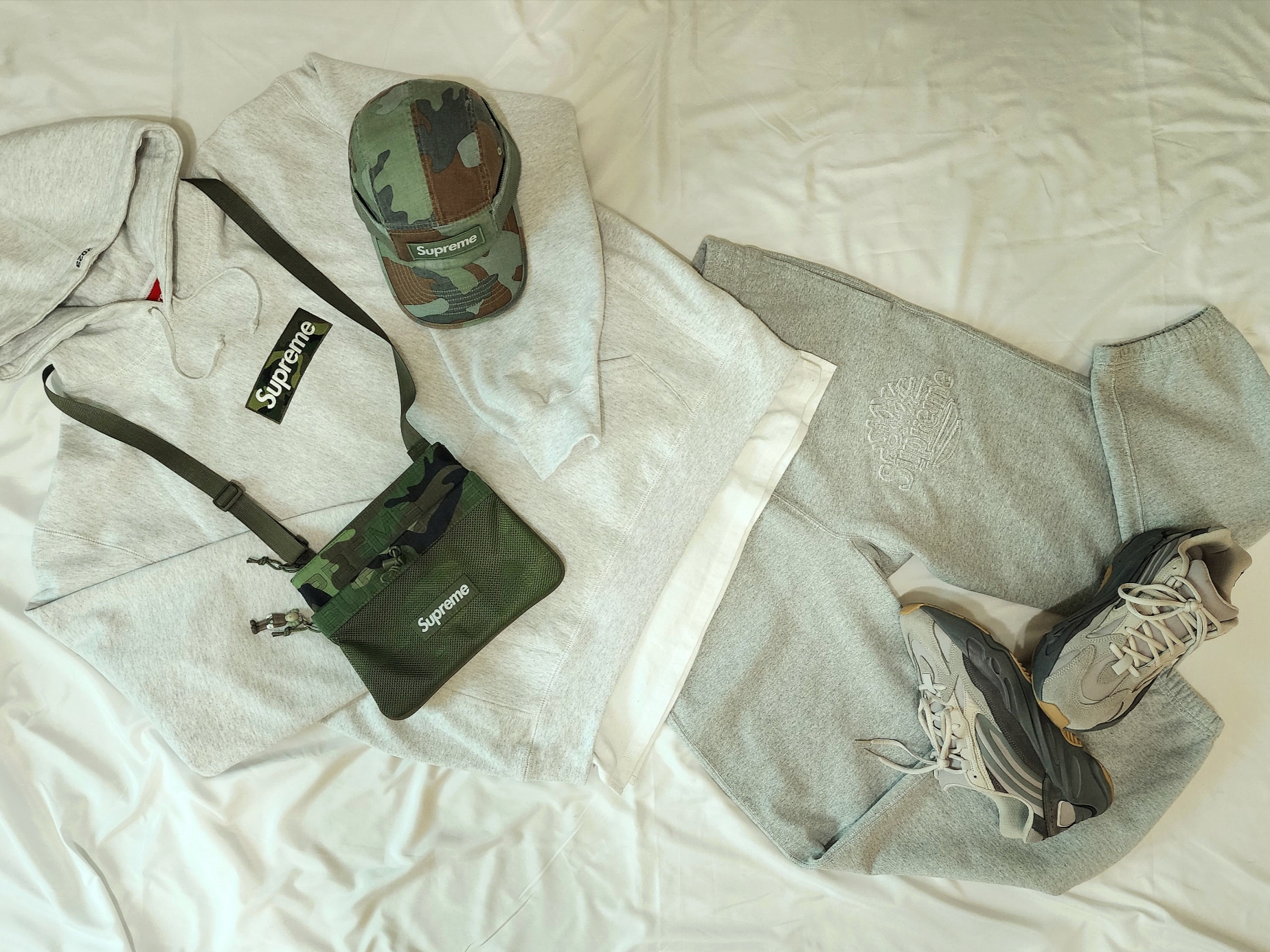 Supreme Box Logo Hooded Sweatshirt Ash Grey - 23FW, Supreme x Timberland Sweatpants Heather Grey - 23SS 착용 스타일 - 1