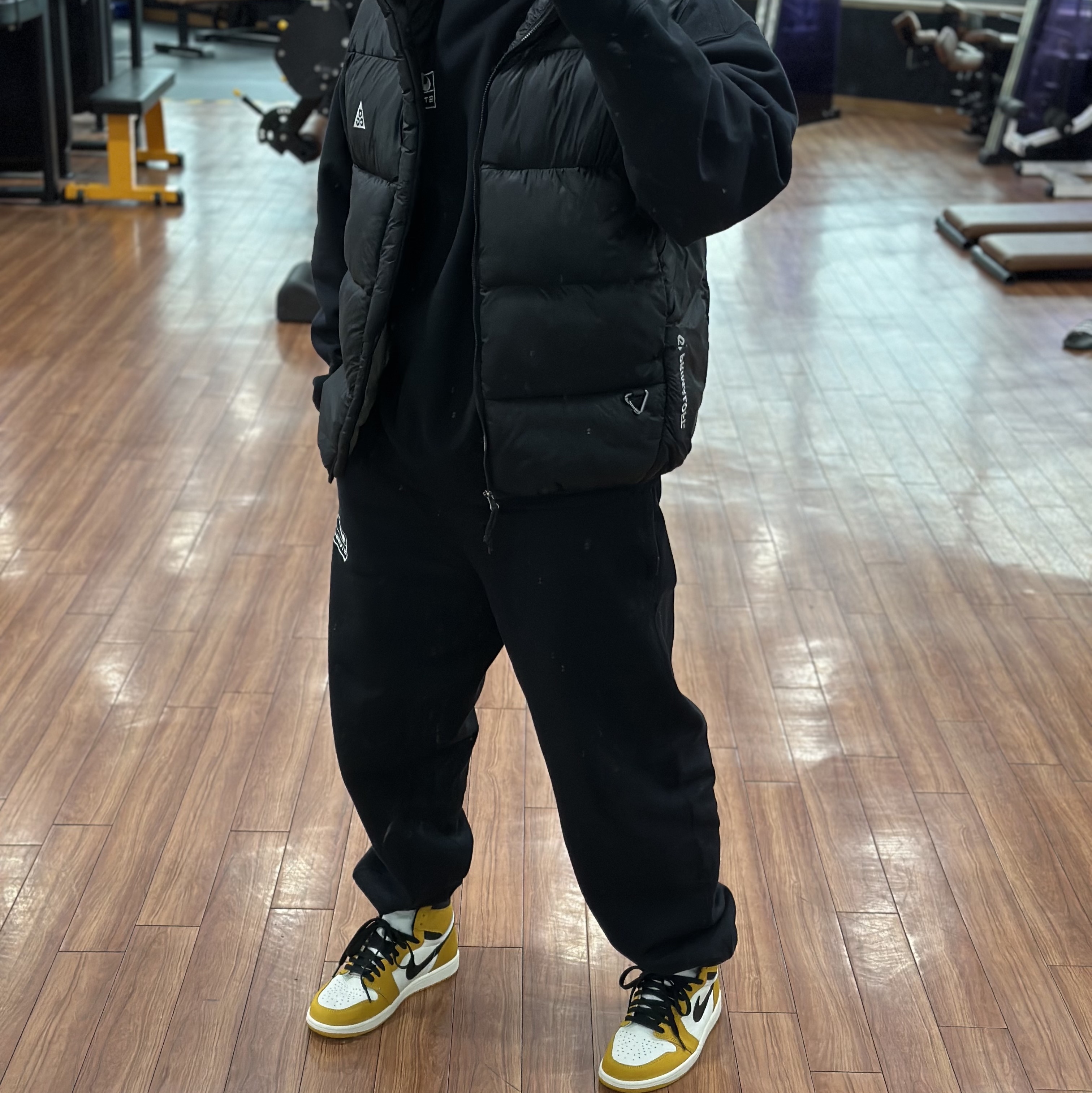 Nike x Stussy NRG Washed Fleece Crewneck Black (DO5310-010), Nike x Stussy NRG Washed Fleece Pants Black (DO5296-010) 착용 스타일 - 2