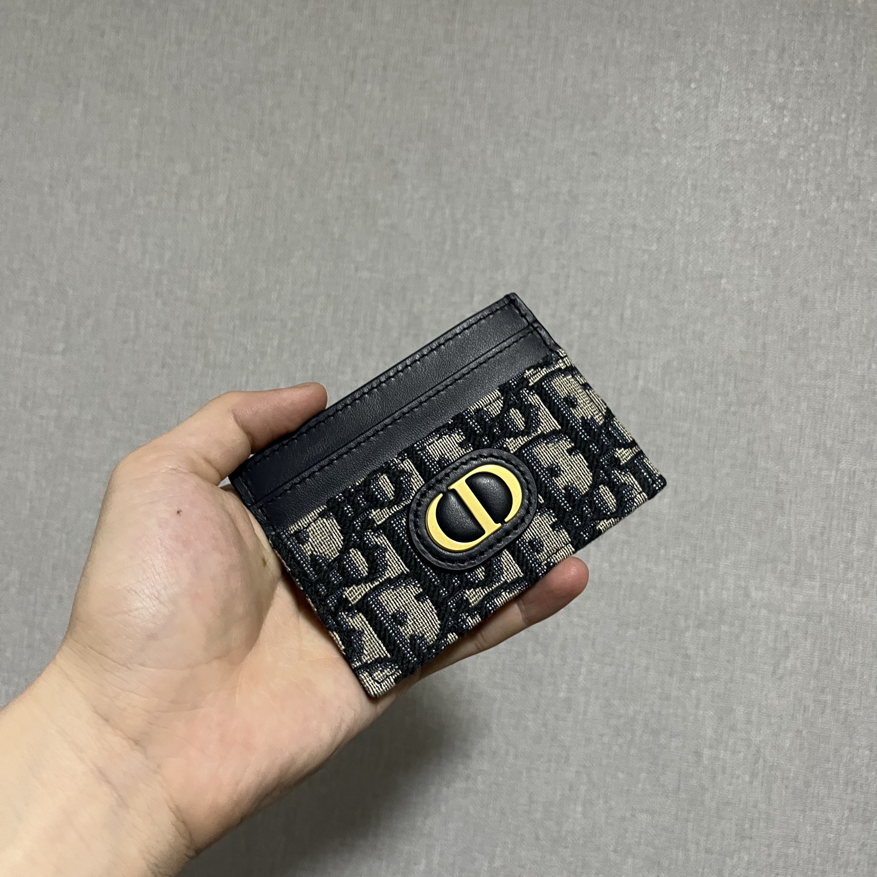 Dior 30 Montaigne Five Slot Card Holder Blue Dior Oblique Jacquard 착용 스타일
