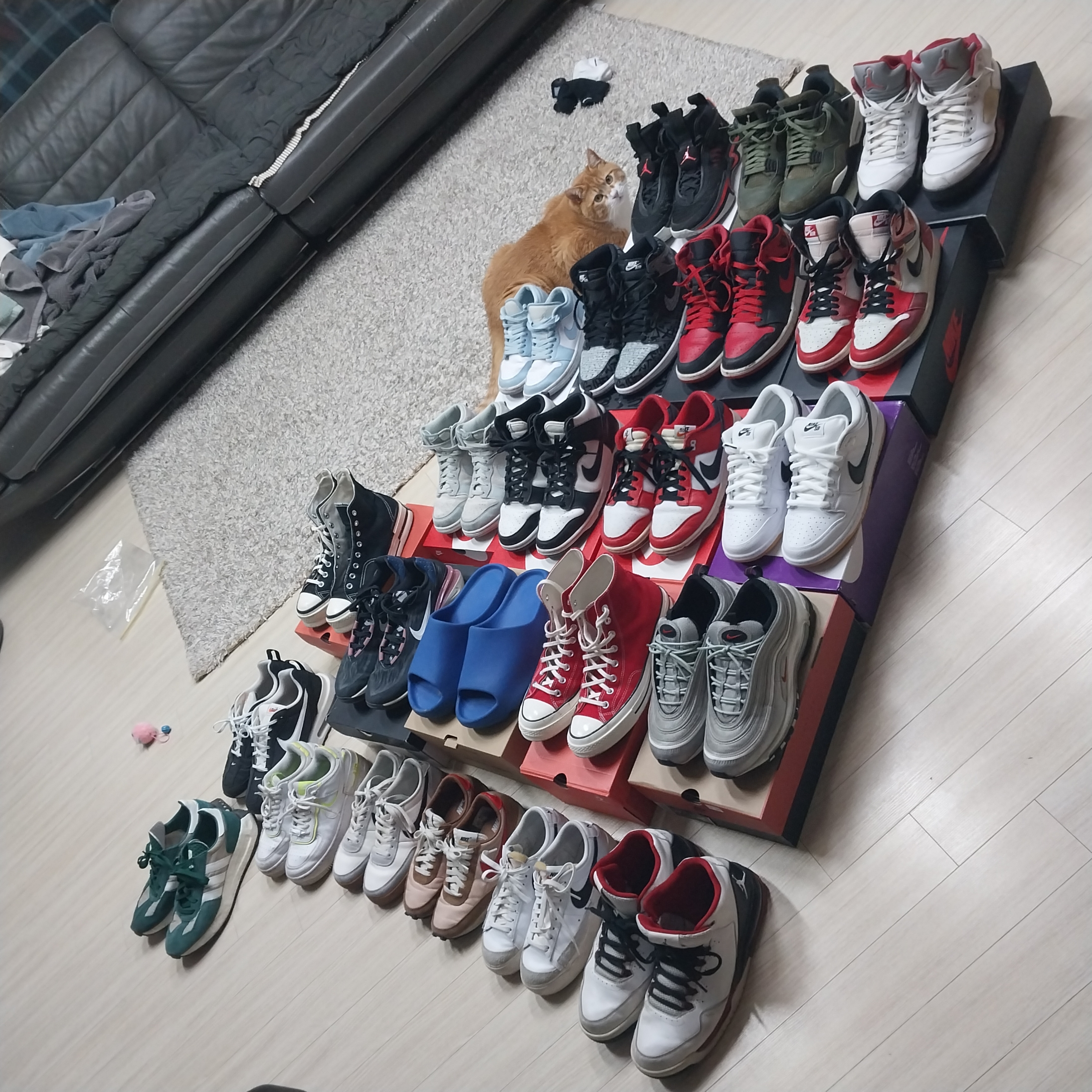 Adidas Yeezy Slide Azure, Jordan 1 Retro High Spider-Man Next Chapter 착용 스타일 - 2