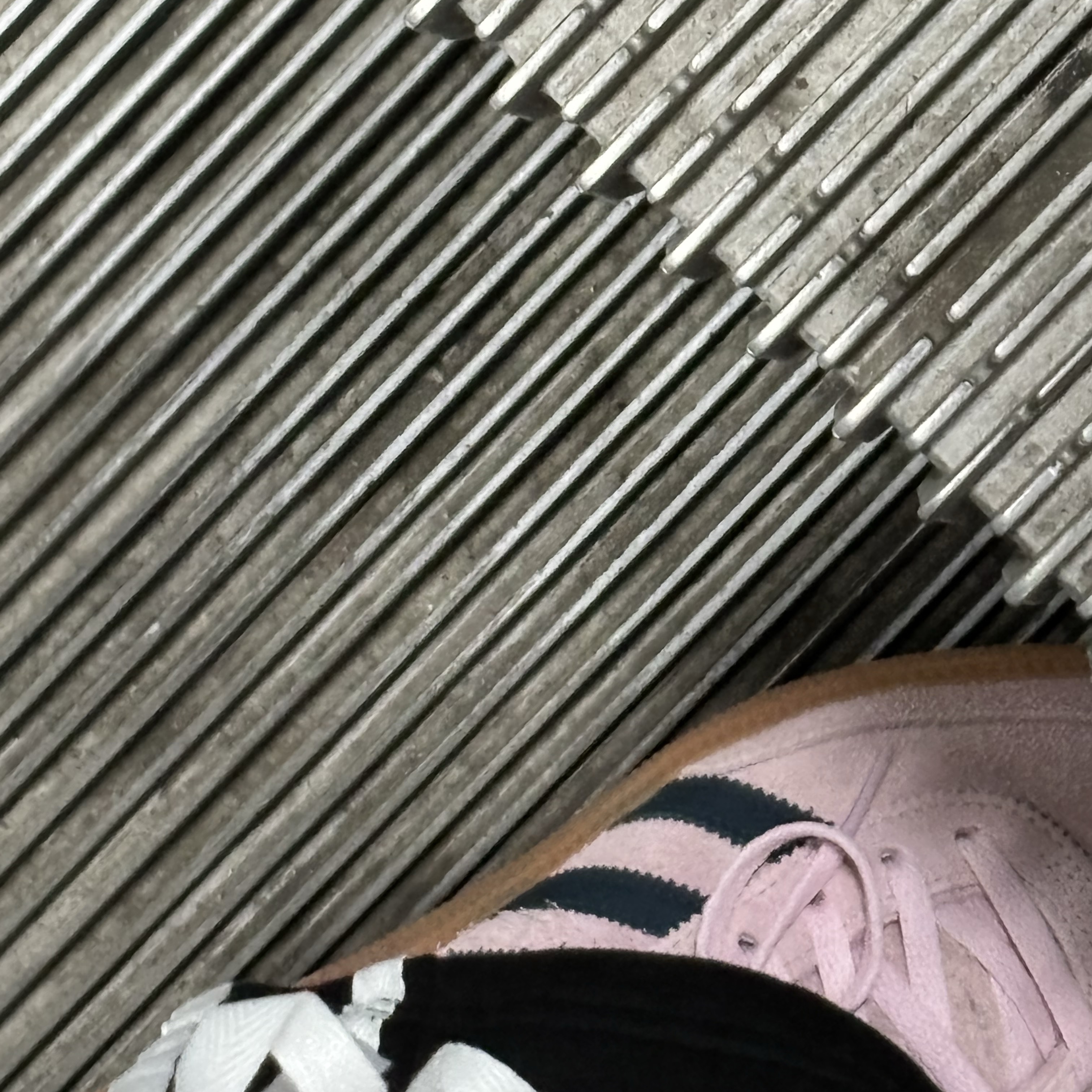 (W) Adidas Spezial Handball Clear Pink 착용 스타일 - 1