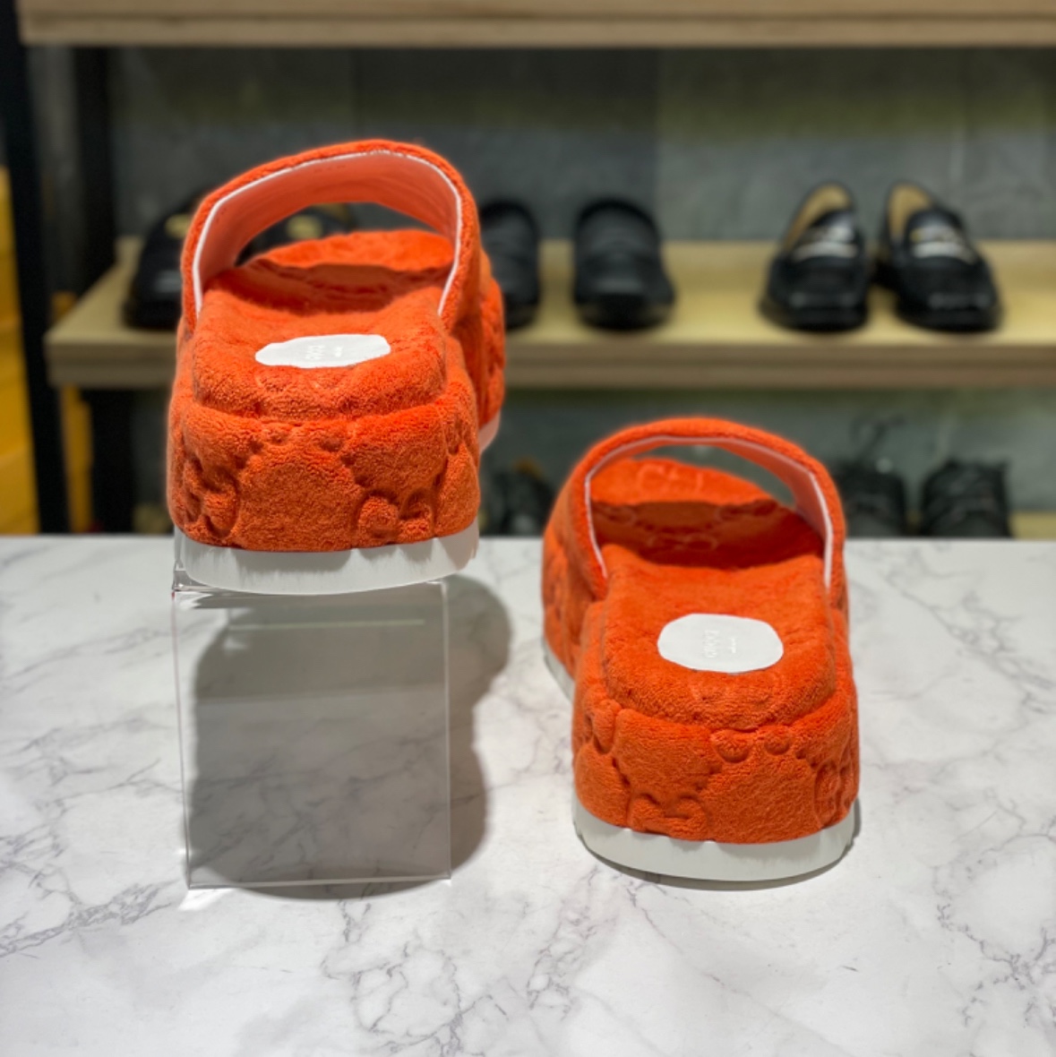 (W) Gucci GG Platform Slide Sandal Deep Orange 착용 스타일 - 3