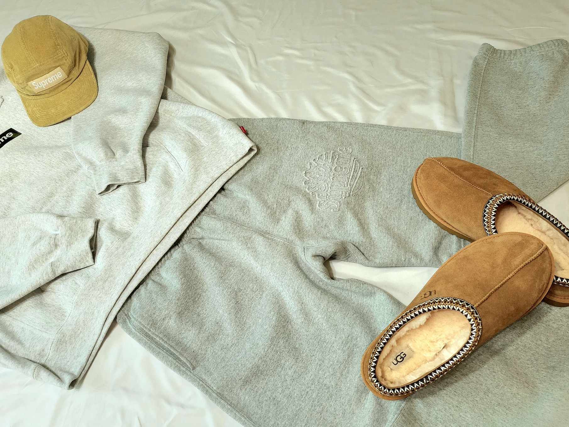 Supreme Box Logo Hooded Sweatshirt Ash Grey - 23FW, Supreme x Timberland Sweatpants Heather Grey - 23SS 착용 스타일 - 8