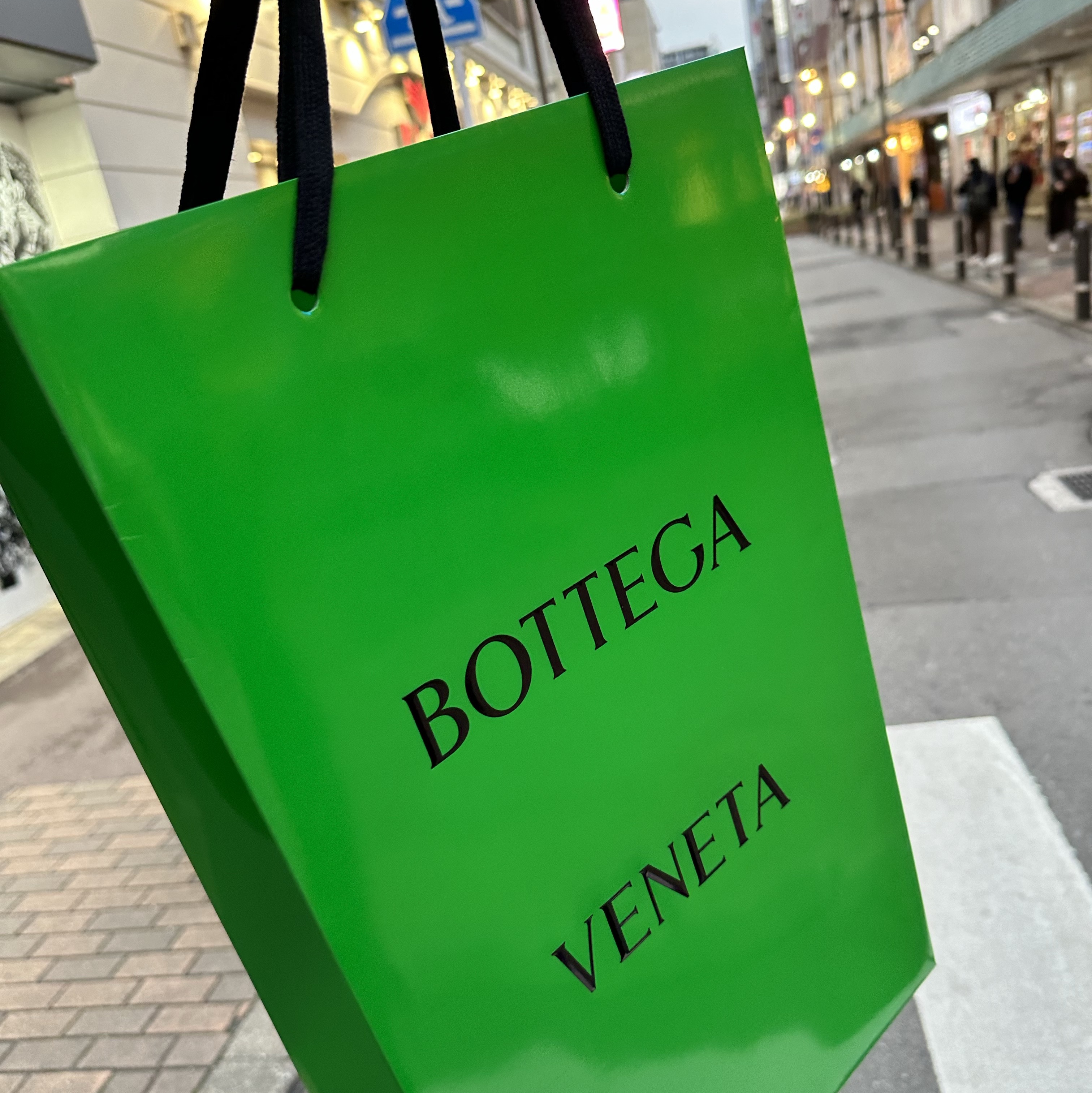 Bottega Veneta Credit Card Case Calfskin Black 착용 스타일 - 1