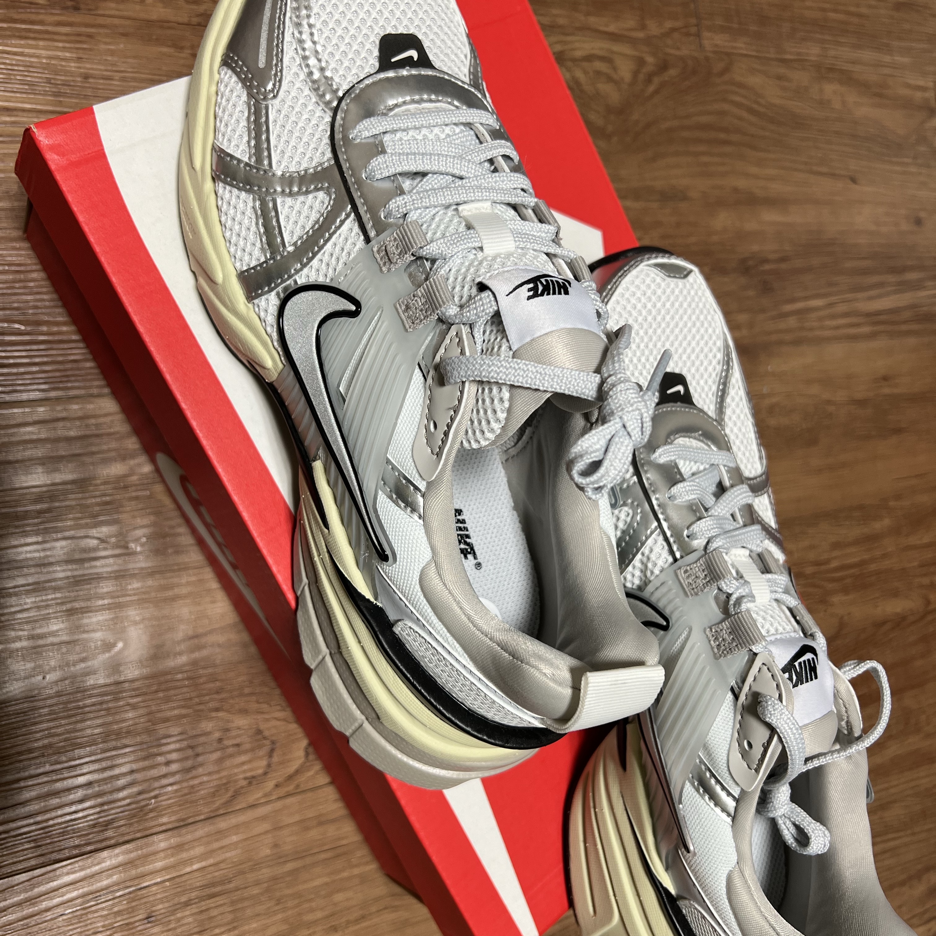 Nike V2K Run Summit White Metallic Silver 착용 스타일