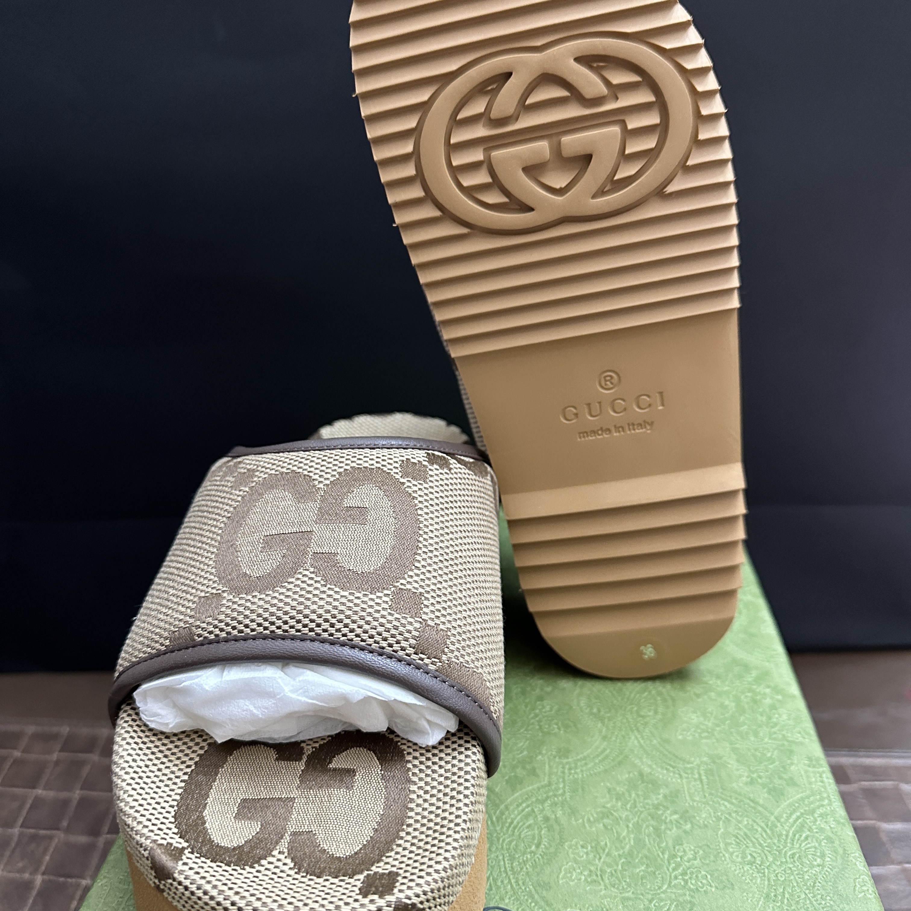 (W) Gucci Jumbo GG Platform Slide Camel Ebony 착용 스타일 - 7