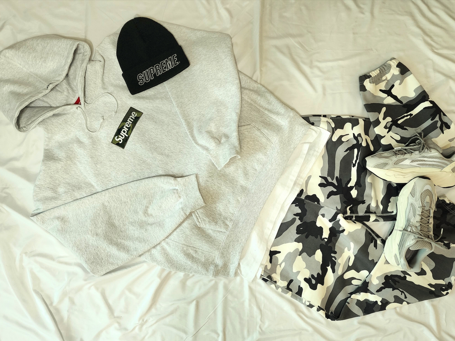 Supreme Box Logo Hooded Sweatshirt Ash Grey - 23FW, Supreme x Timberland Sweatpants Heather Grey - 23SS 착용 스타일 - 2