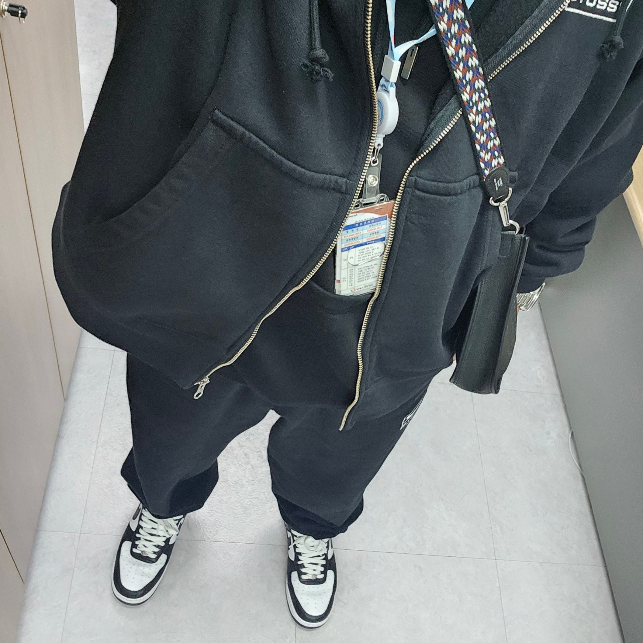 Nike x Stussy Washed Fleece Pants Black (FN5235-010), Nike x Terror Squad Air Force 1 Low QS Blackout 착용 스타일