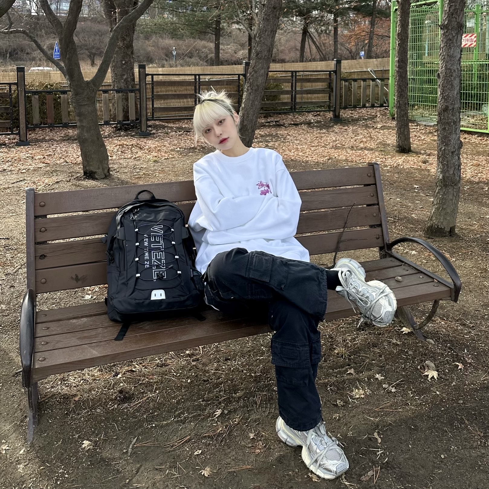 Stussy Lion Dot Crew White, Balenciaga 3XL Extreme Lace Sneakers Egg Shell 착용 스타일