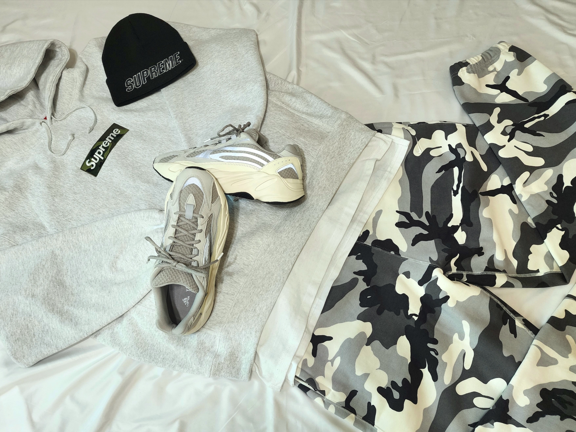Supreme Box Logo Hooded Sweatshirt Ash Grey - 23FW, Supreme x Timberland Sweatpants Heather Grey - 23SS 착용 스타일 - 6