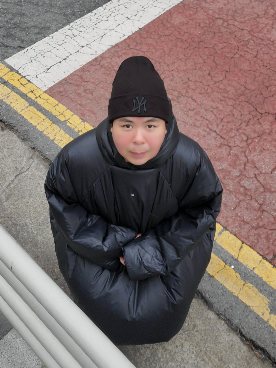 Yeezy Gap Engineered By Balenciaga T-Cut Puffer Parka Black, Asics x GmbH Gel-Quantum 360 6 Pure Silver Sour Yuzu 착용 스타일 - 3