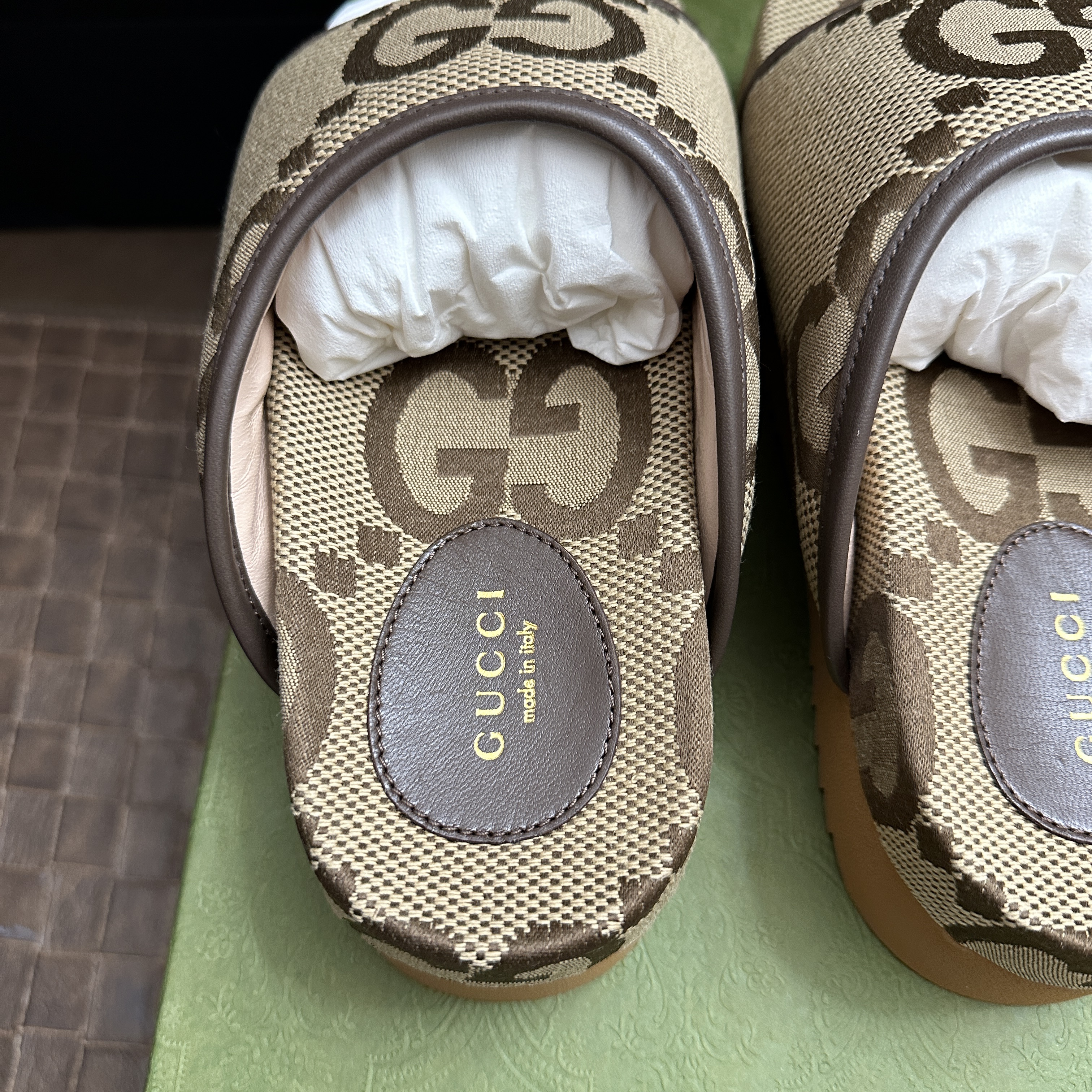 (W) Gucci Jumbo GG Platform Slide Camel Ebony 착용 스타일 - 6