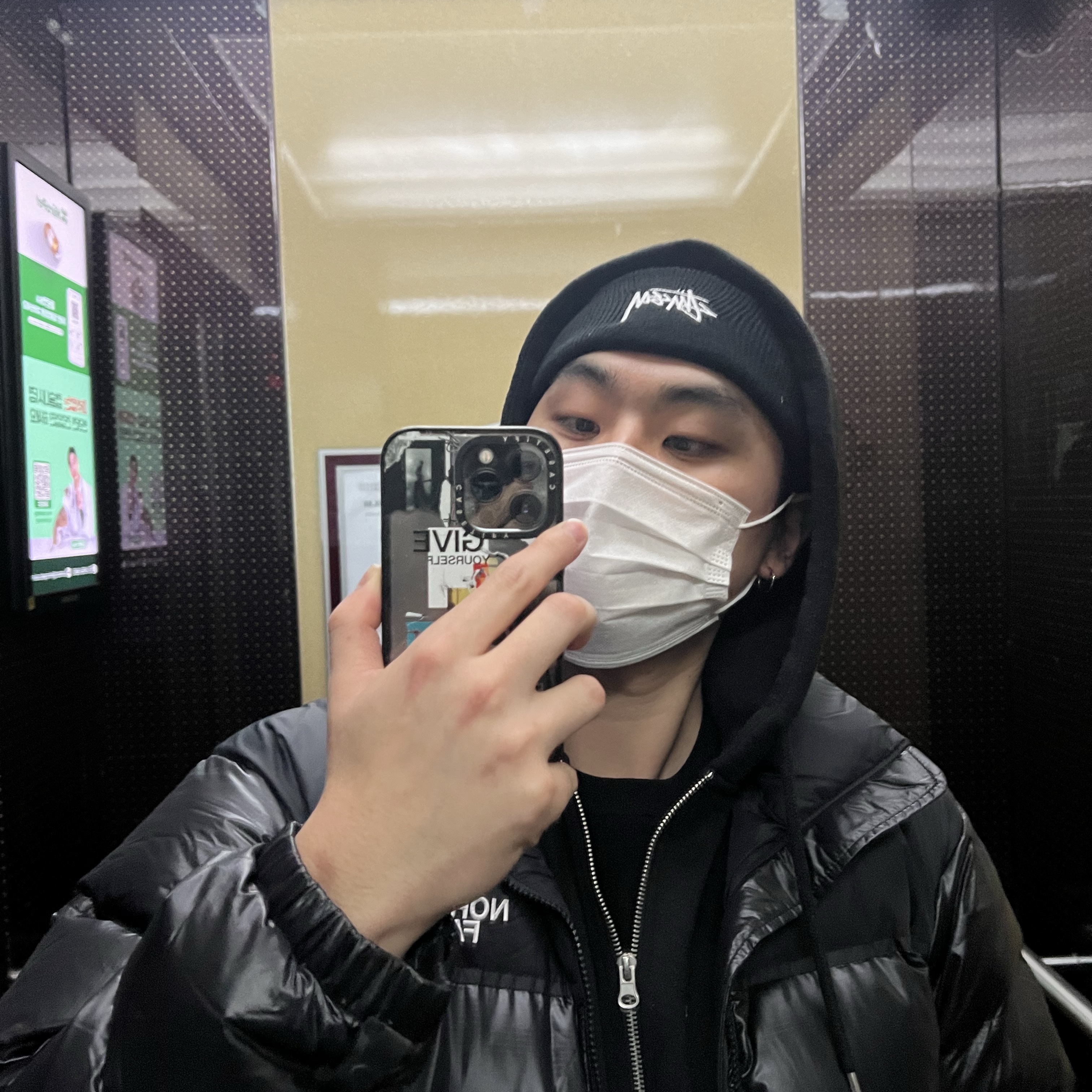 Stussy Stock Cuff Beanie Black 착용 스타일