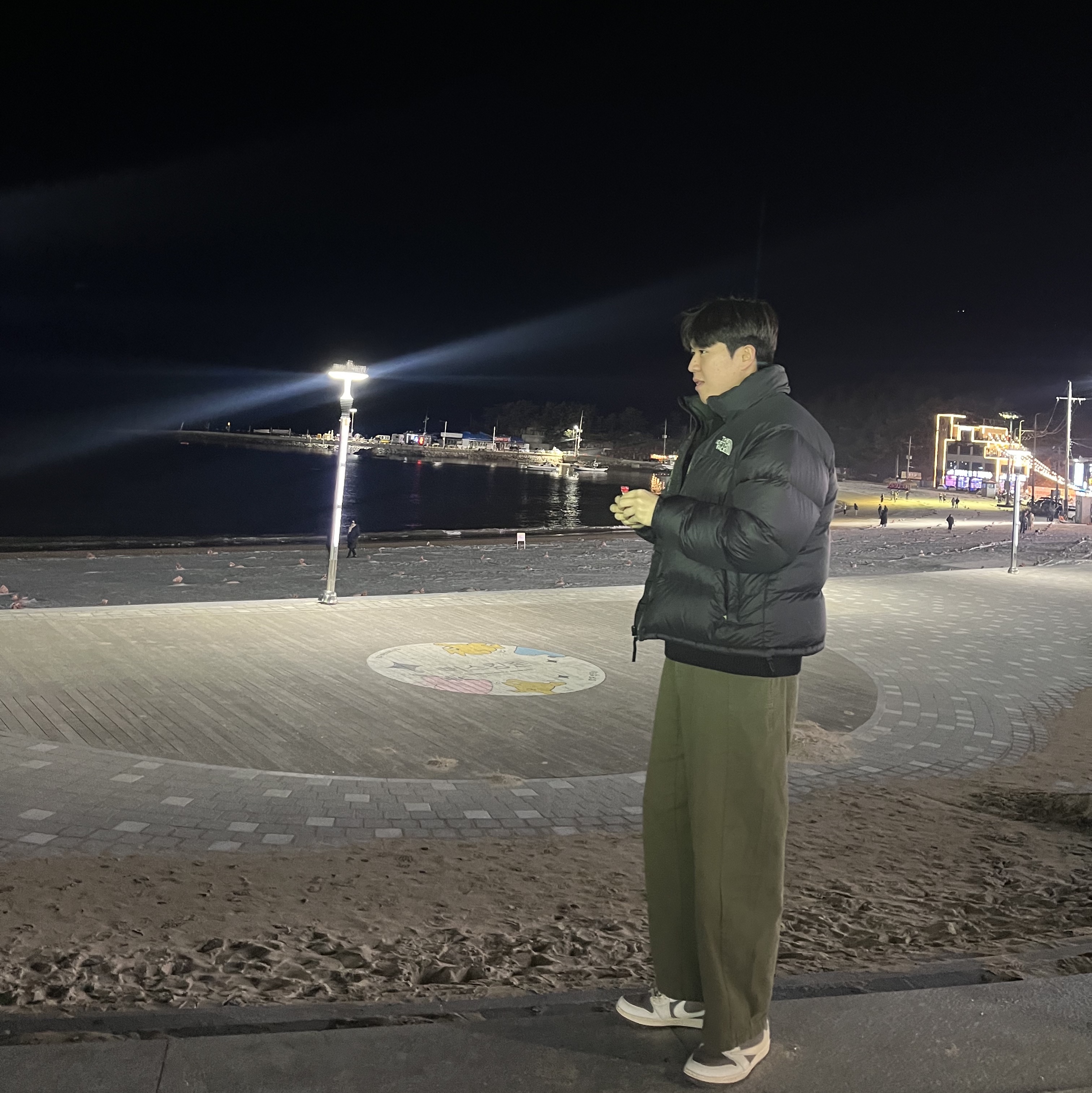Jordan 1 x Travis Scott Retro Low OG SP Sail and Ridgerock, The North Face 1996 Eco Nuptse Jacket Black 착용 스타일