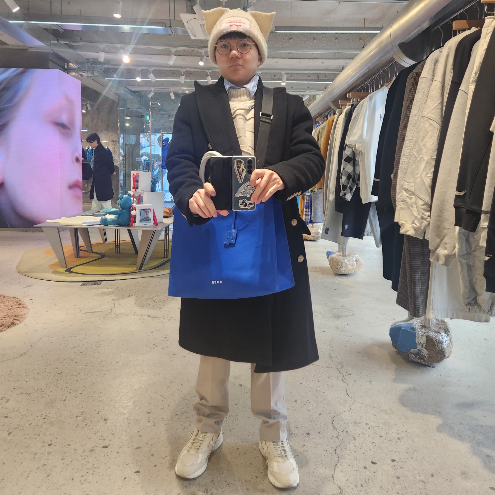 New Balance 2002R Protection Pack Sandstone, Charles Jeffrey Loverboy Chunky Ears Beanie Ecru 착용 스타일