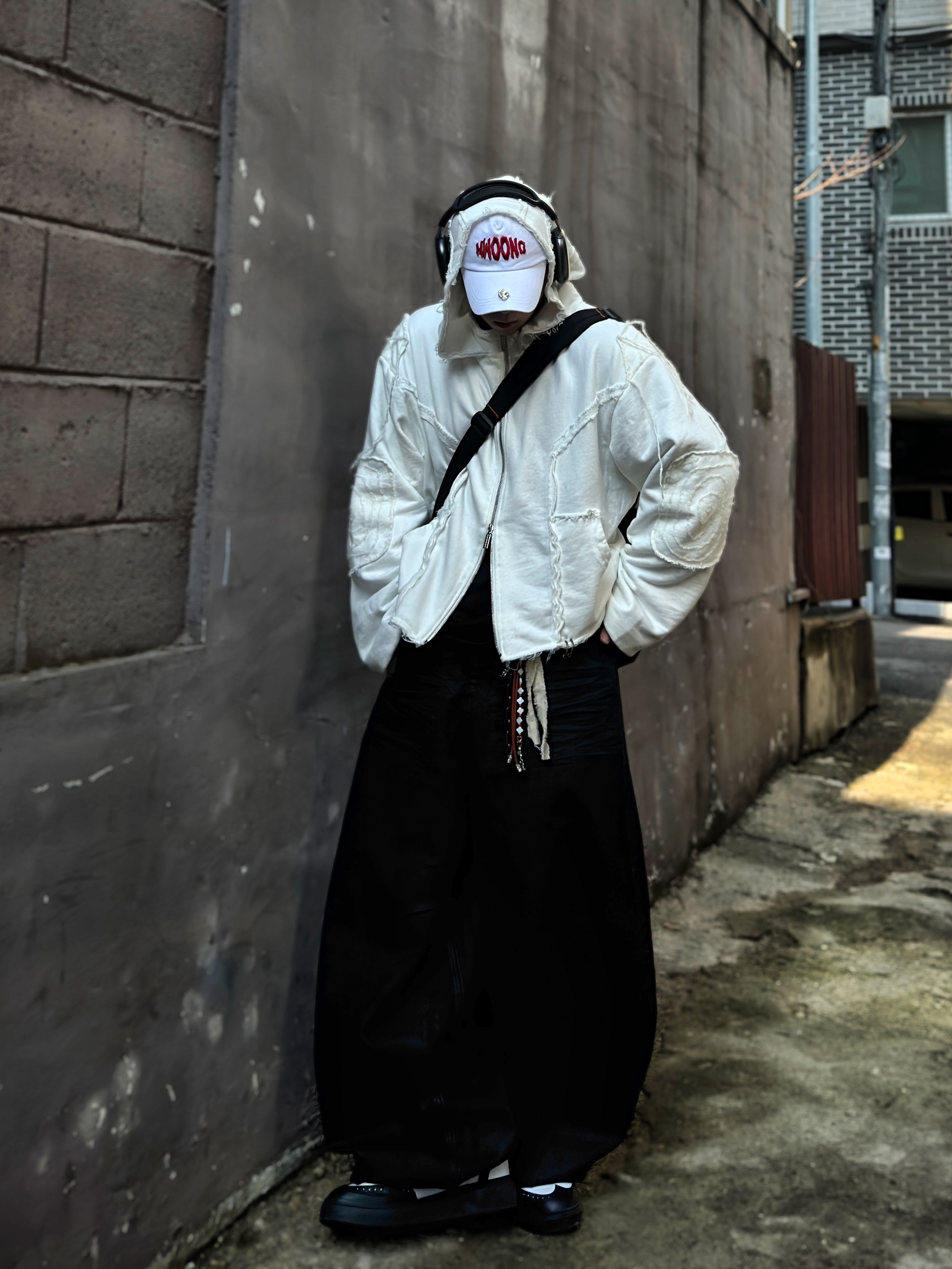 Nike x Peaceminusone Kwondo1 Black and White, Apple AirPods Max Lightning Space Gray (Korean Ver.) 착용 스타일 - 4
