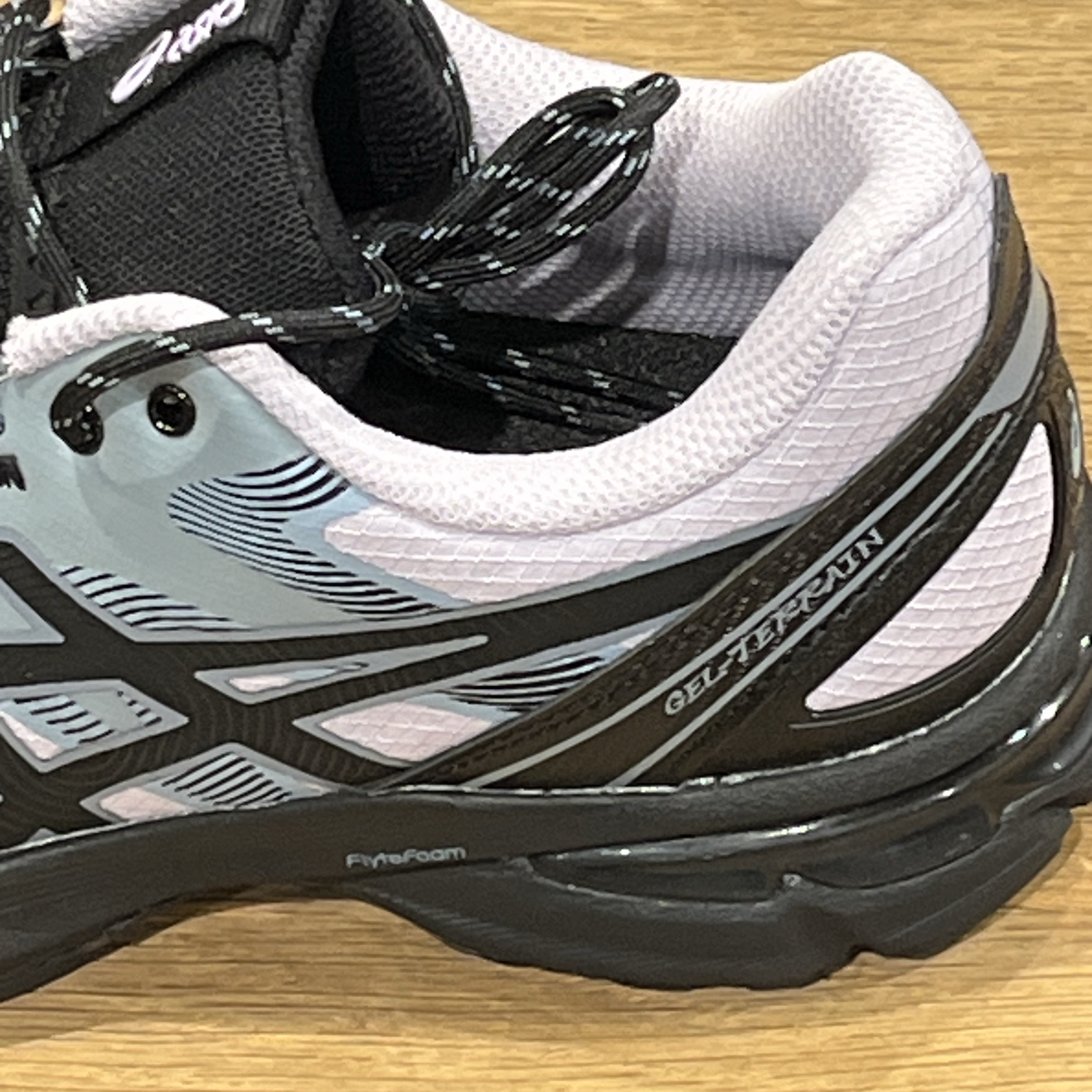 Asics Gel-Terrain Faded Ash Rock Black 착용 스타일