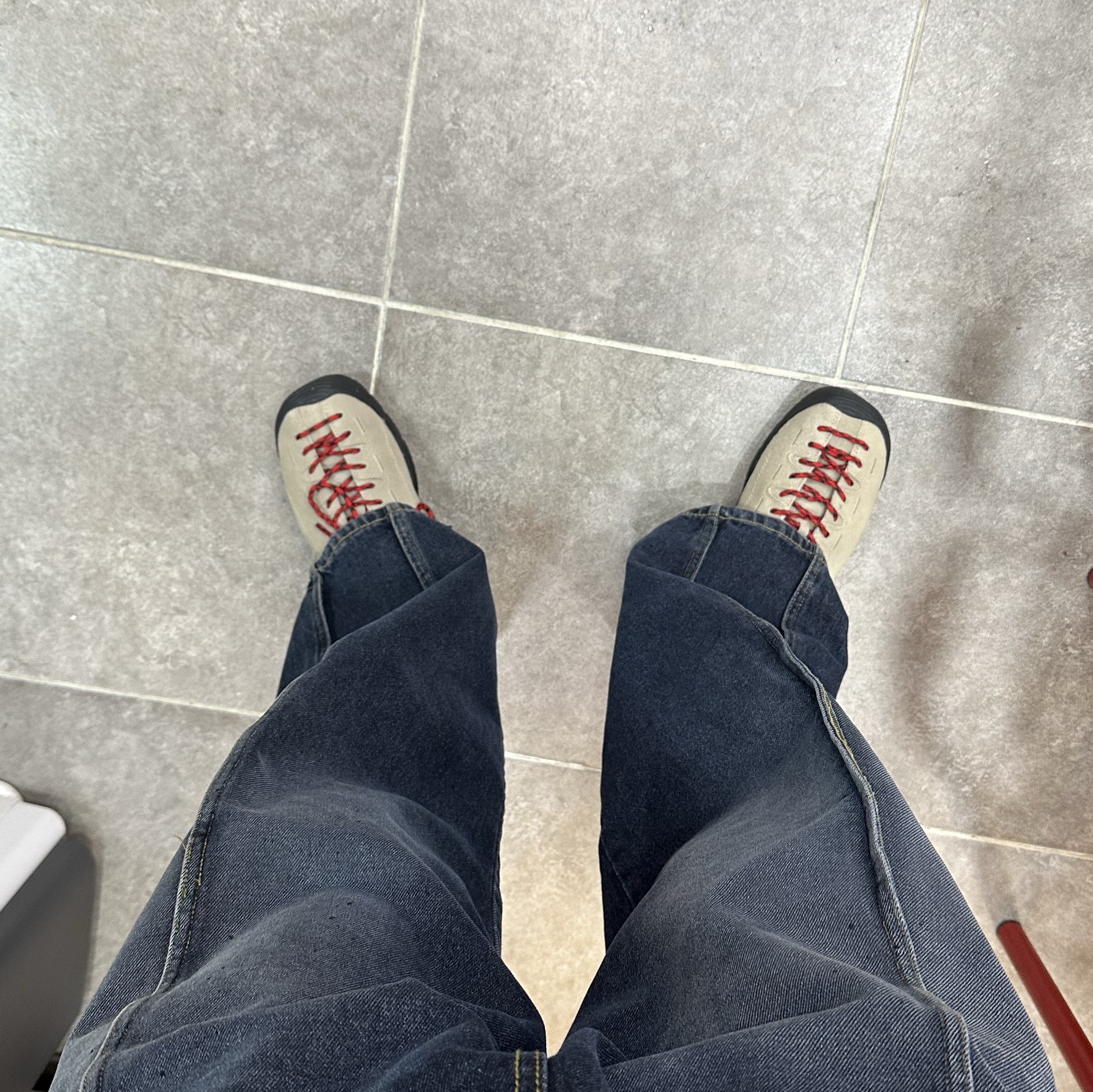 Keen Jasper Suede Sneakers Silver Mink 착용 스타일