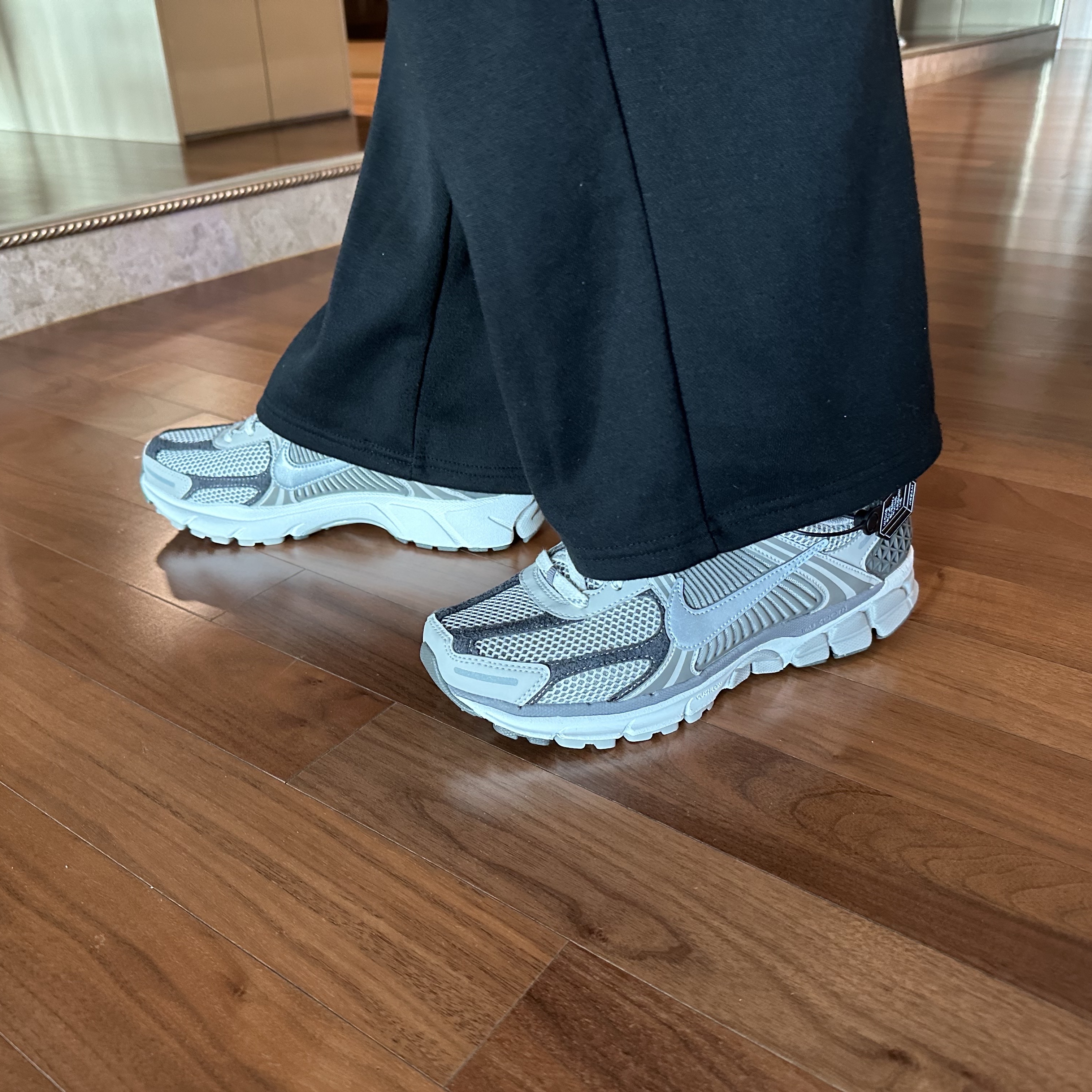 Nike Zoom Vomero 5 PRM Light Iron Ore and Flat Fewter 착용 스타일