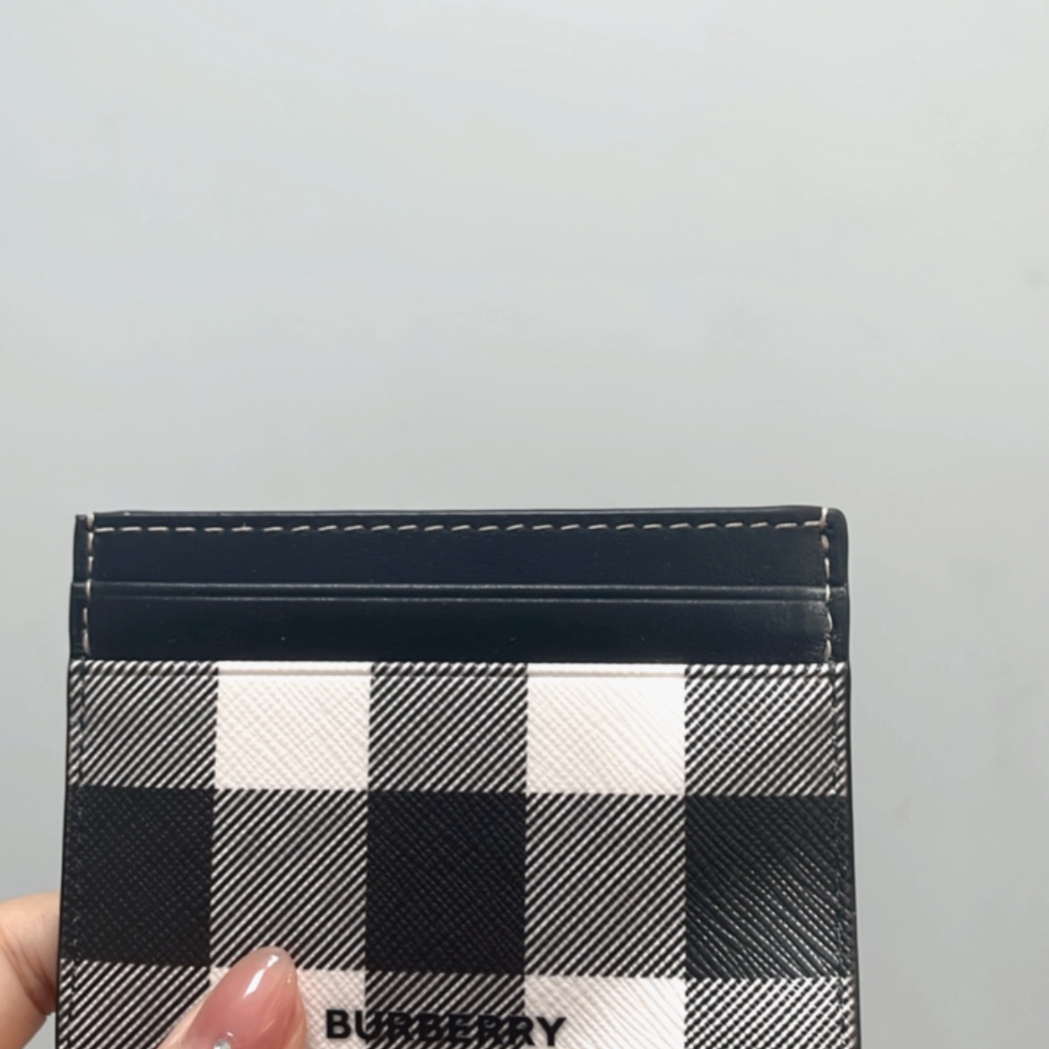 Burberry Exaggerated Check and Leather Card Case Dark Birch Brown 착용 스타일