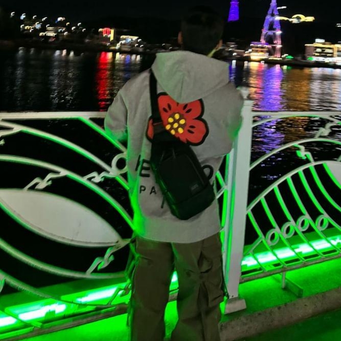 Kenzo Boke Flower Oversized Hooded Sweatshirt Pearl Grey 착용 스타일