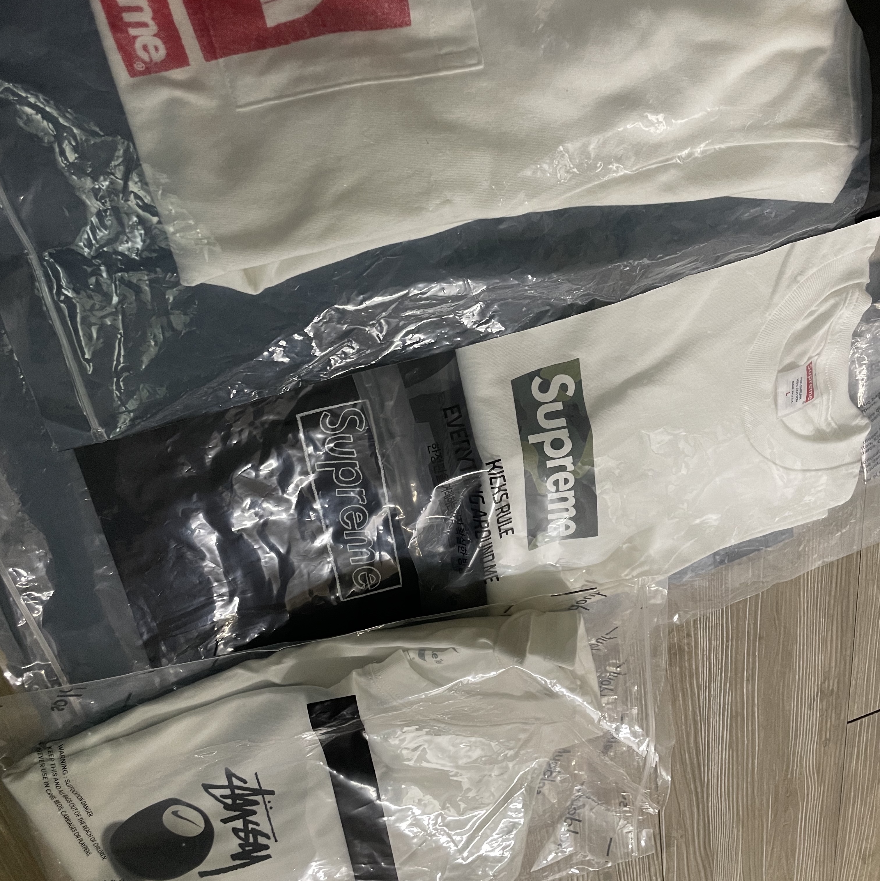 Supreme Box Logo T-Shirt White - 23FW, Supreme x Kaws Chalk Logo T-Shirt Black - 21SS 착용 스타일