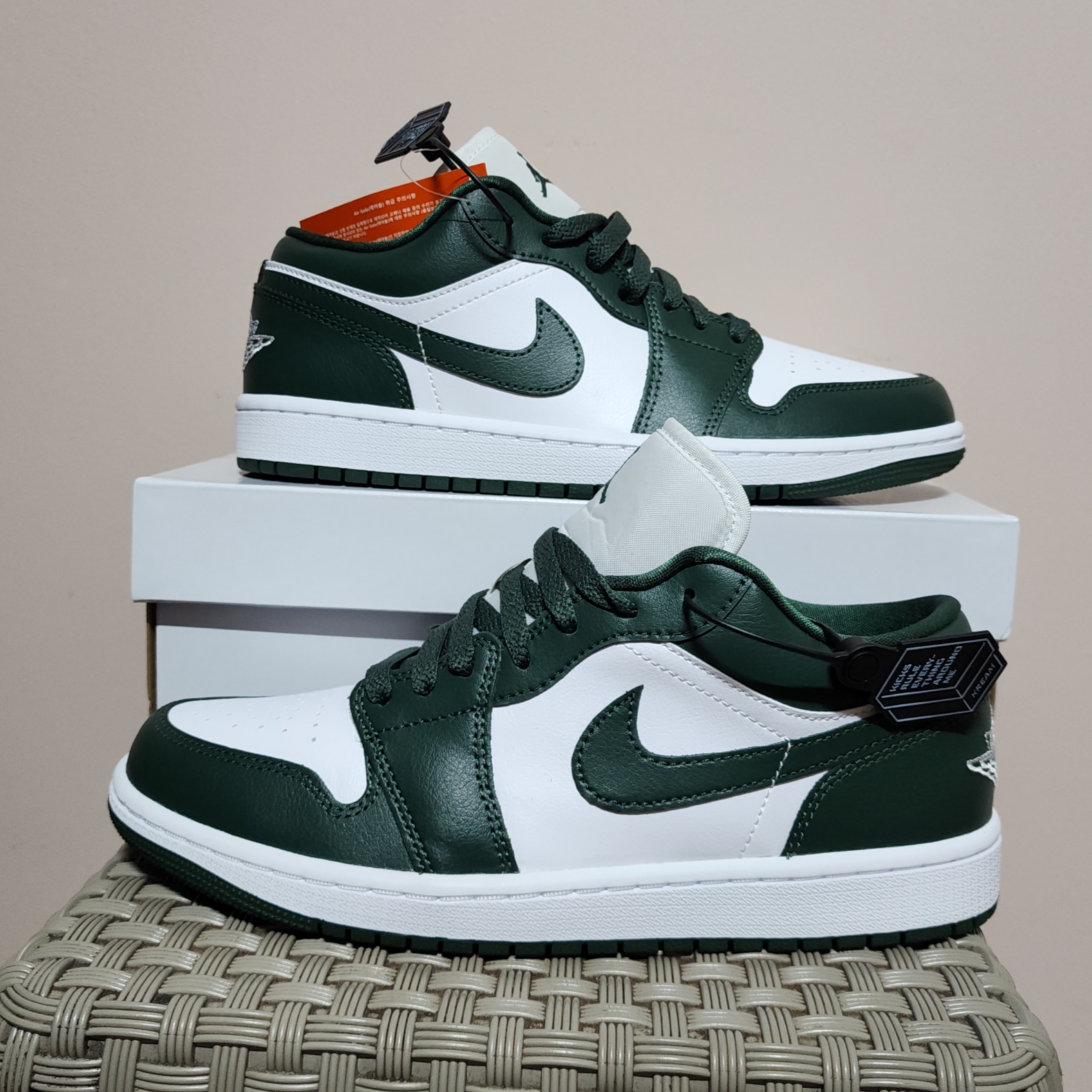 (W) Jordan 1 Low White Galactic Jade 착용 스타일 - 2