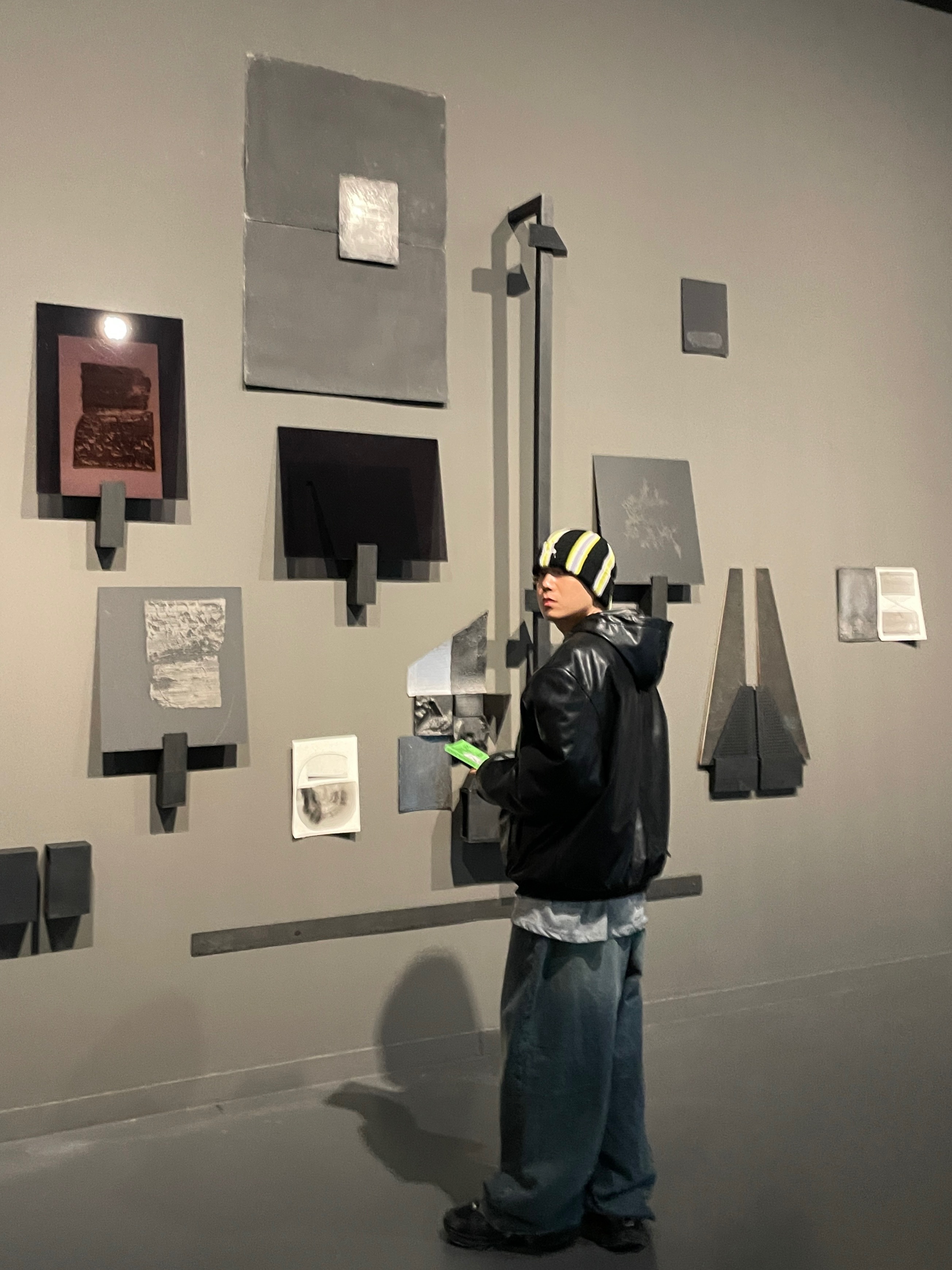 Balenciaga Arena Lambskin Le Cagole XS Shoulder Bag Black, Balenciaga Le Cagole Men XS Flap Bag with Piercing in Arena Lambskin Black 착용 스타일 - 6
