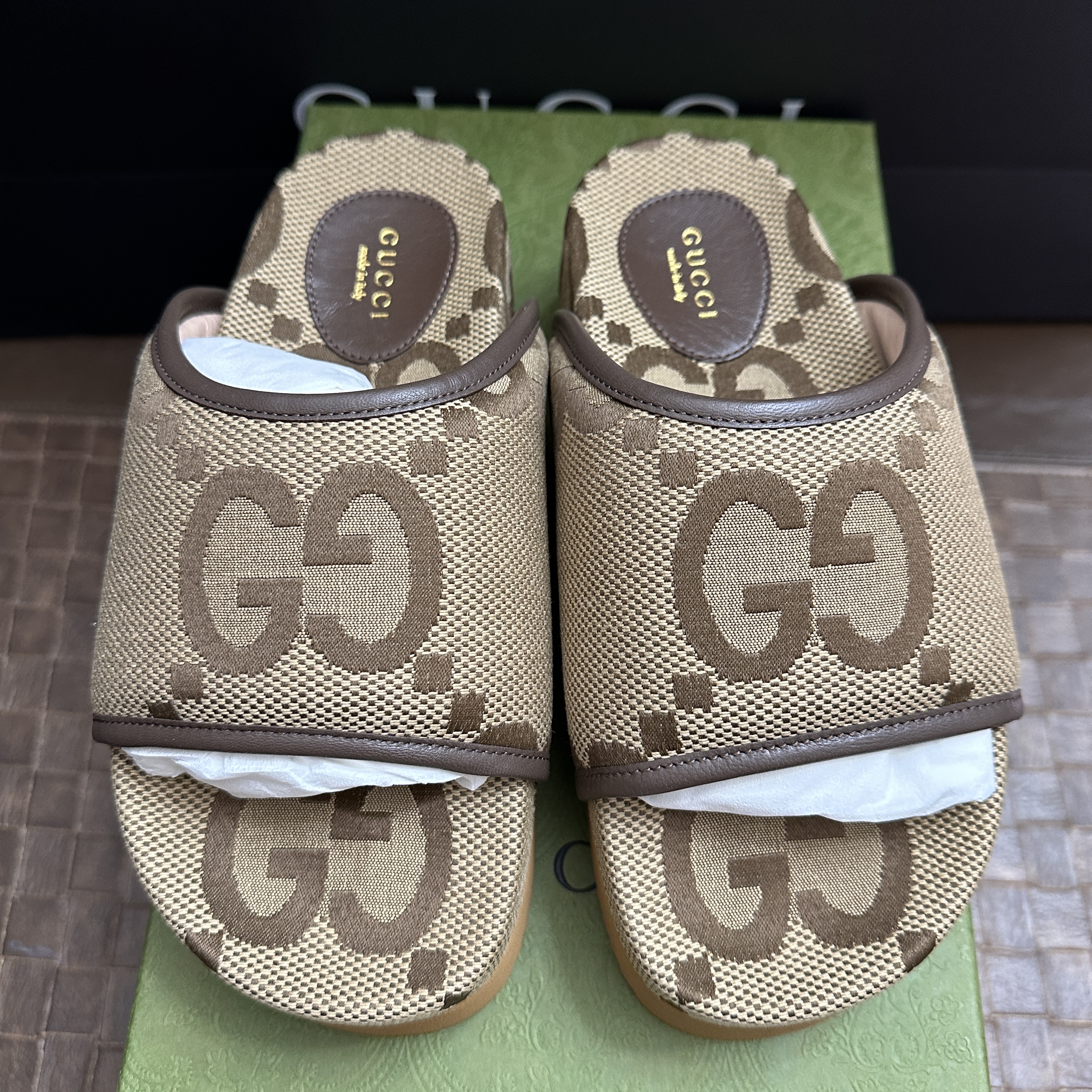 (W) Gucci Jumbo GG Platform Slide Camel Ebony 착용 스타일 - 3