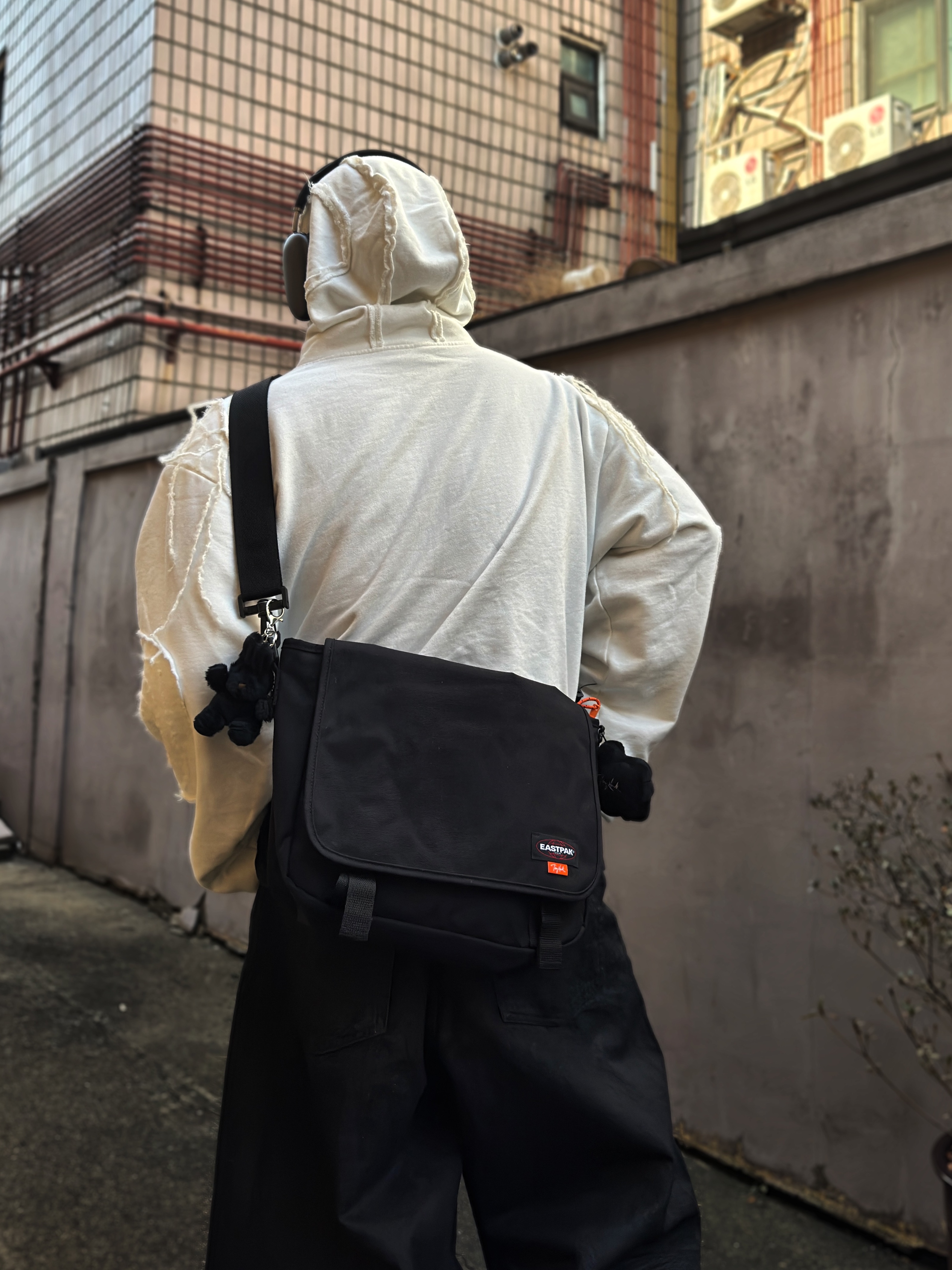 Nike x Peaceminusone Kwondo1 Black and White, Apple AirPods Max Lightning Space Gray (Korean Ver.) 착용 스타일 - 8