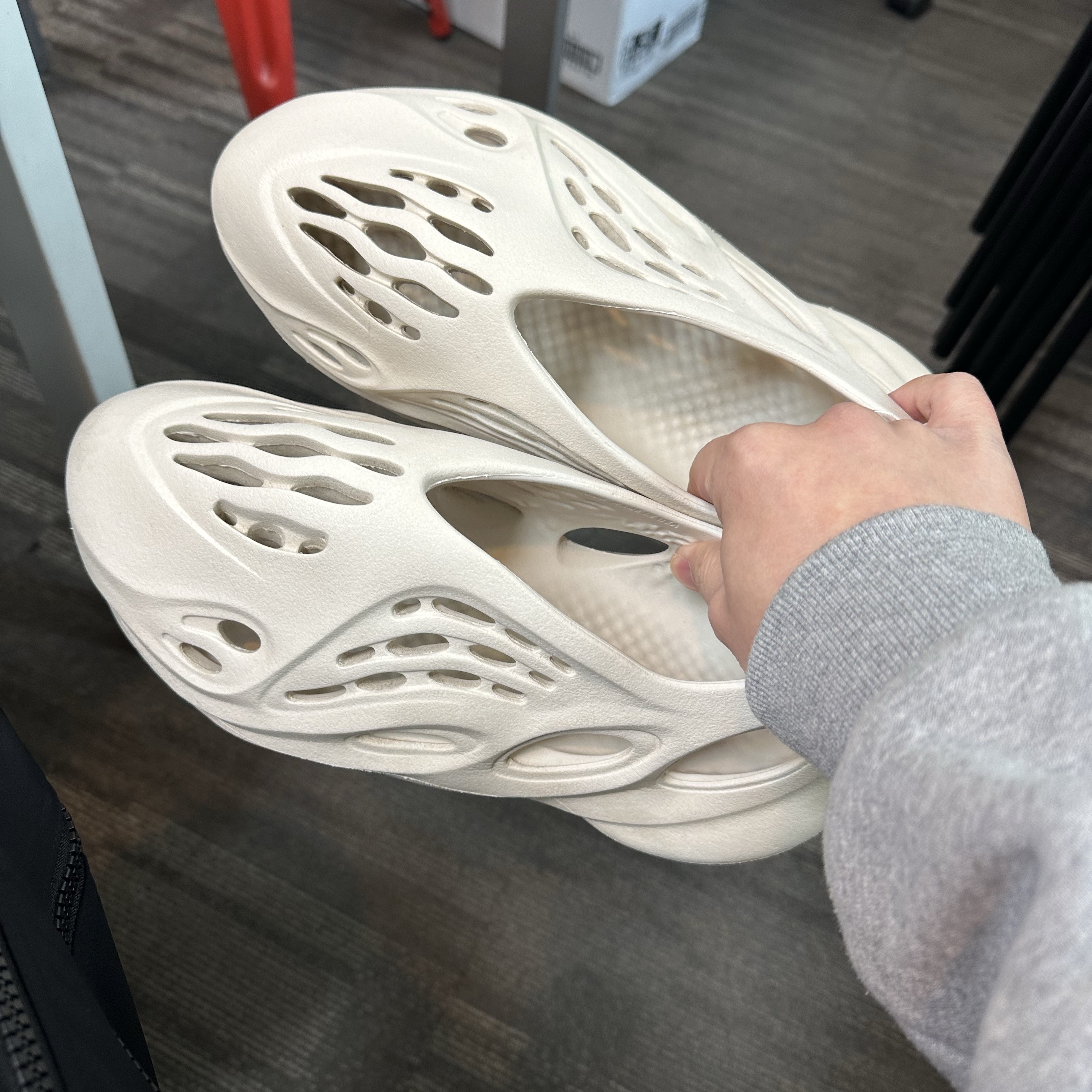 Adidas Yeezy Foam RNNR Sand 착용 스타일