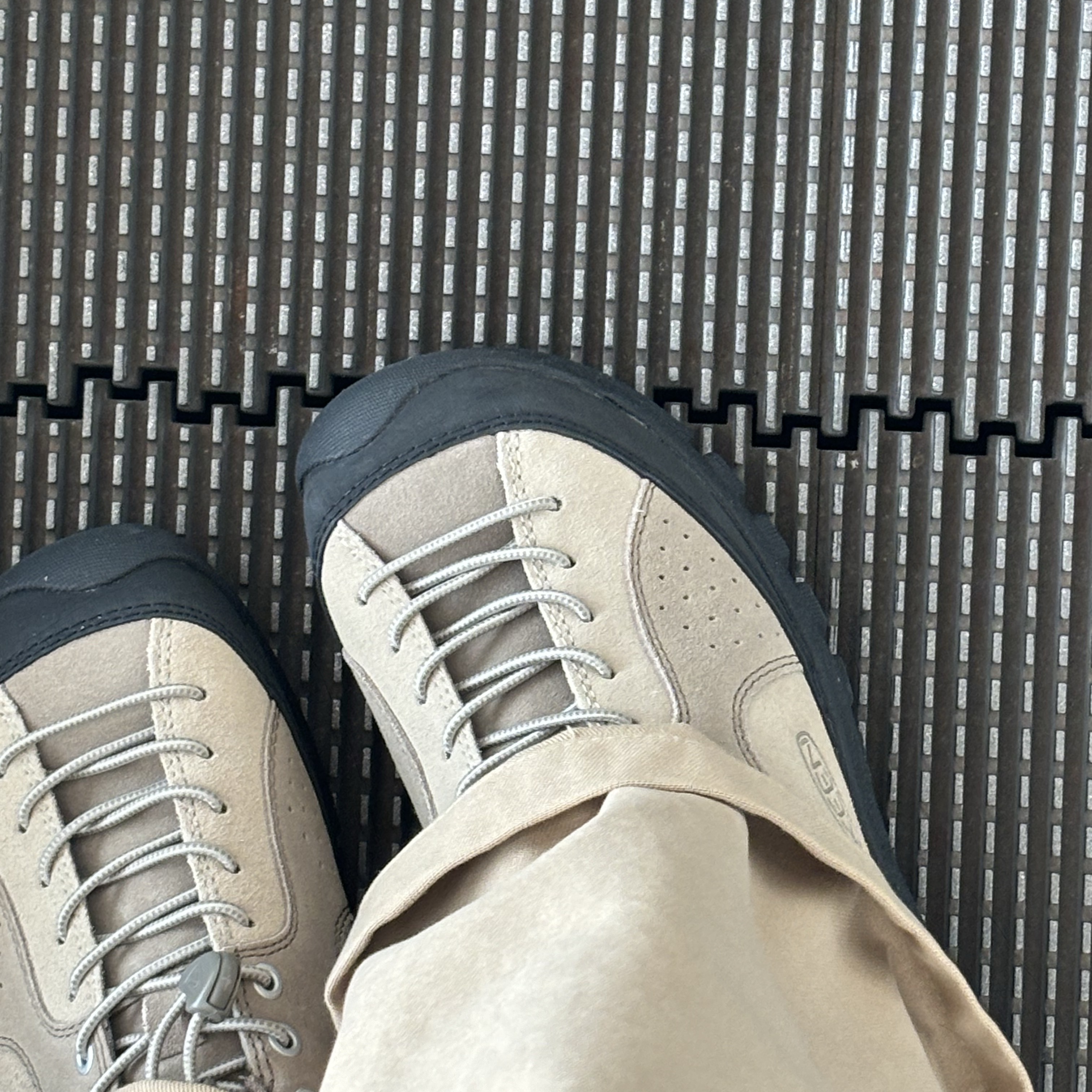 Keen x Hiking Patrol Jasper Rocks SP Sneakers Cuban Beige 착용 스타일