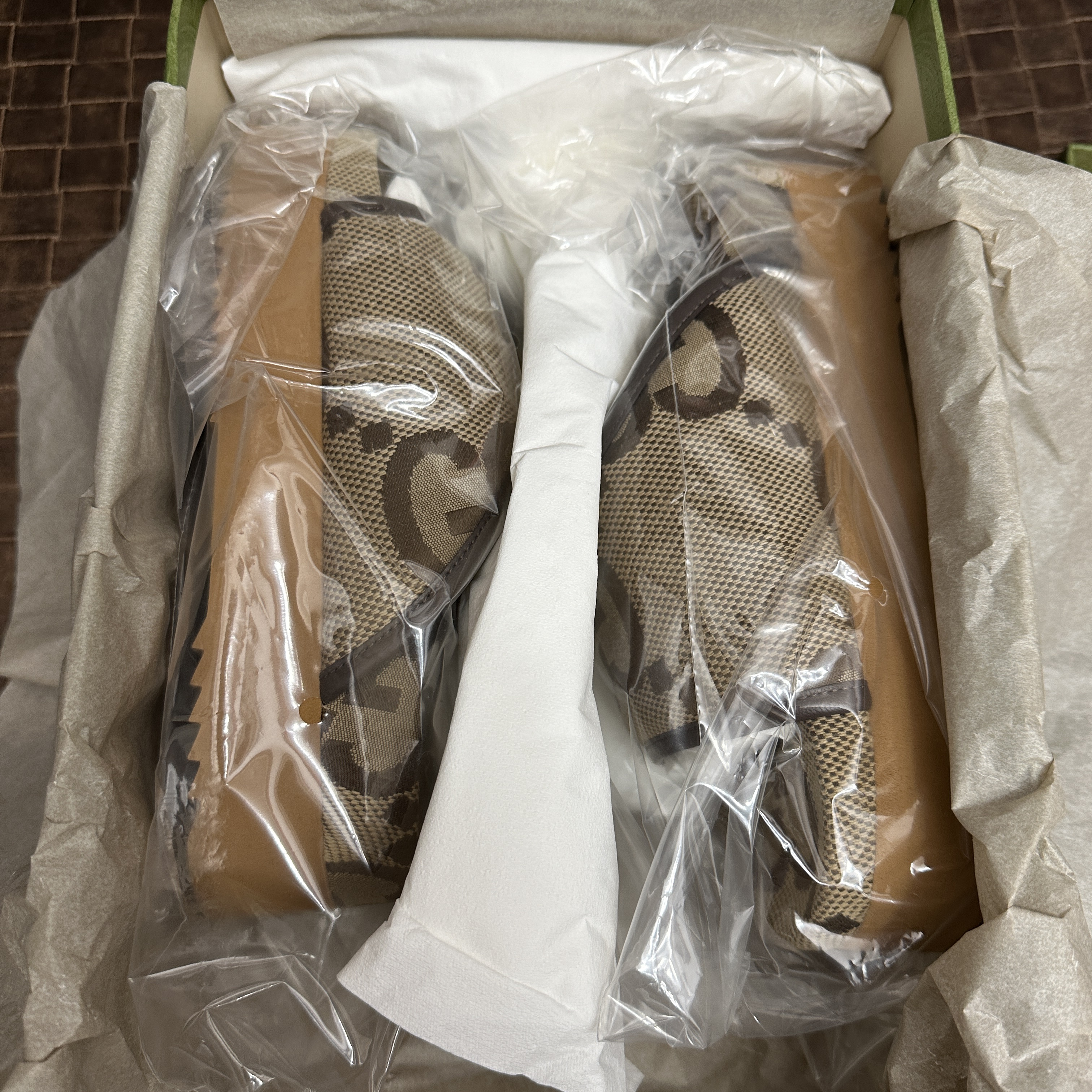 (W) Gucci Jumbo GG Platform Slide Camel Ebony 착용 스타일 - 1