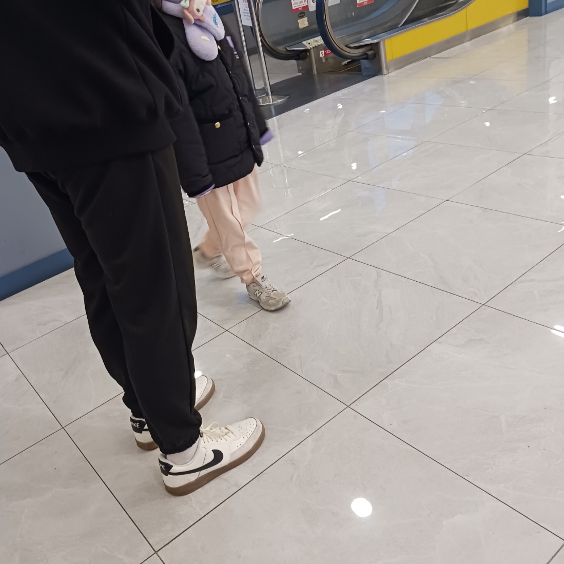 Nike x Drake Nocta Essential Hoodie University Gold - US/EU, Nike x Drake Nocta Fleece Pants University Gold - Asia 착용 스타일 - 3