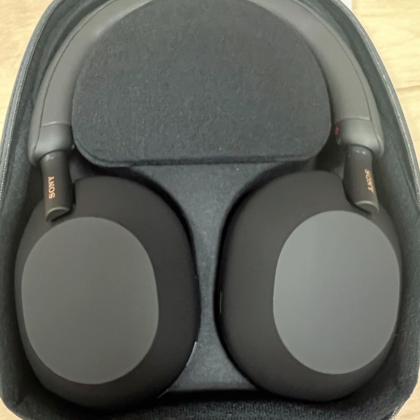 Sony WH-1000XM5 Black (Korean Ver.) 착용 스타일 - 1