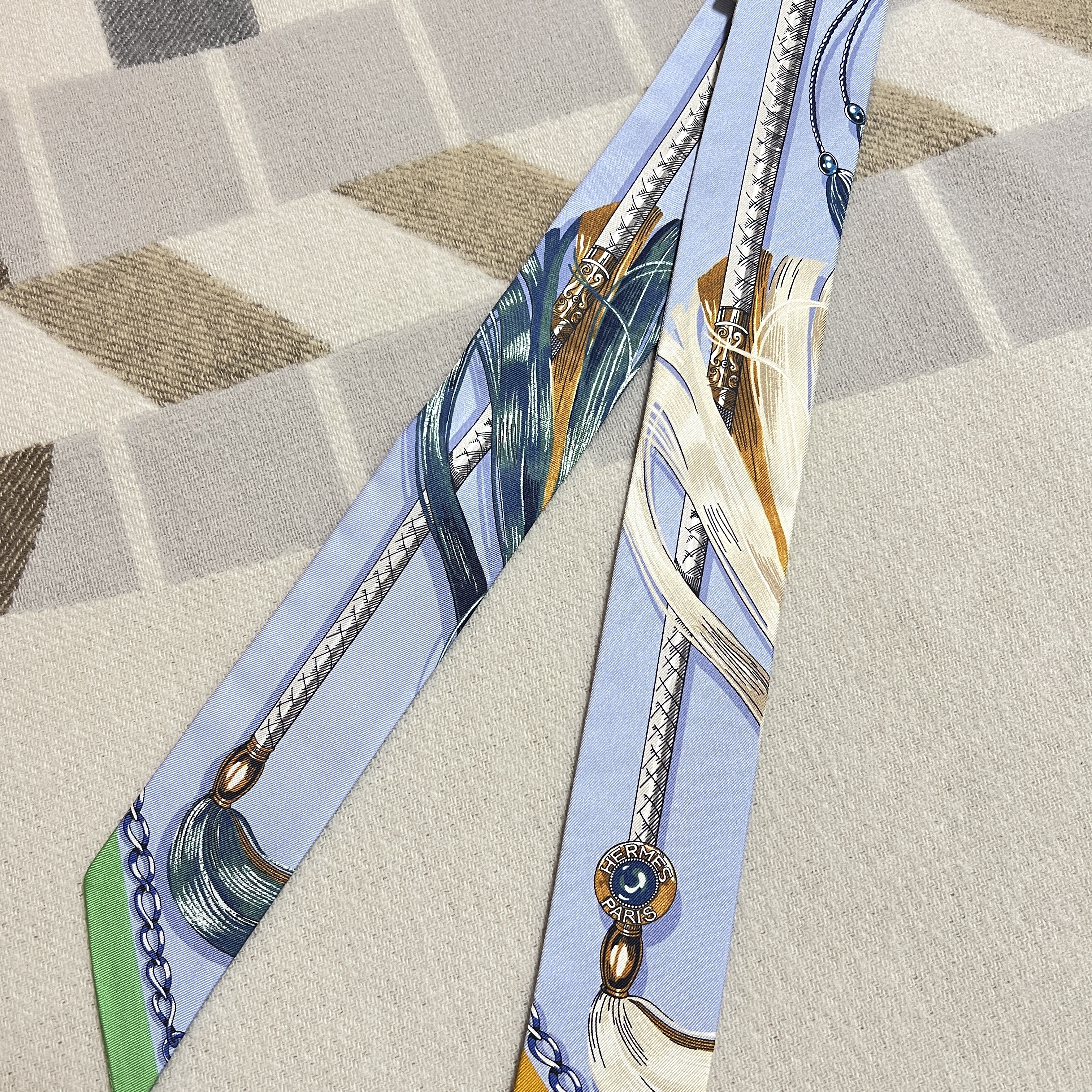 (W) Hermes Cavalcades Twilly Bleu Ciel Creme Vert 착용 스타일 - 4