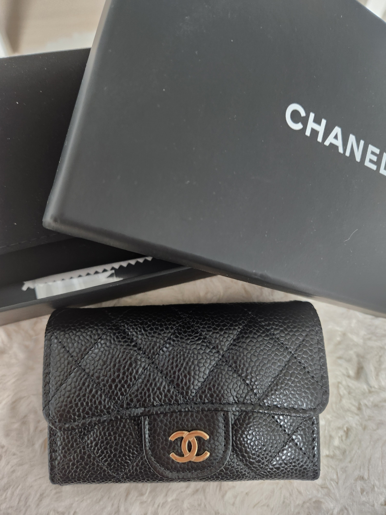 Chanel Classic Card Holder Grained Calfskin & Gold Black 착용 스타일