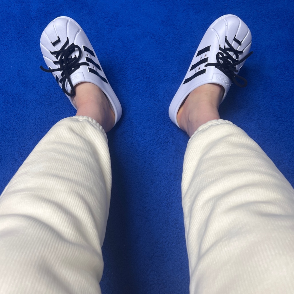 Adidas Adilette Clog White Black 착용 스타일 - 3
