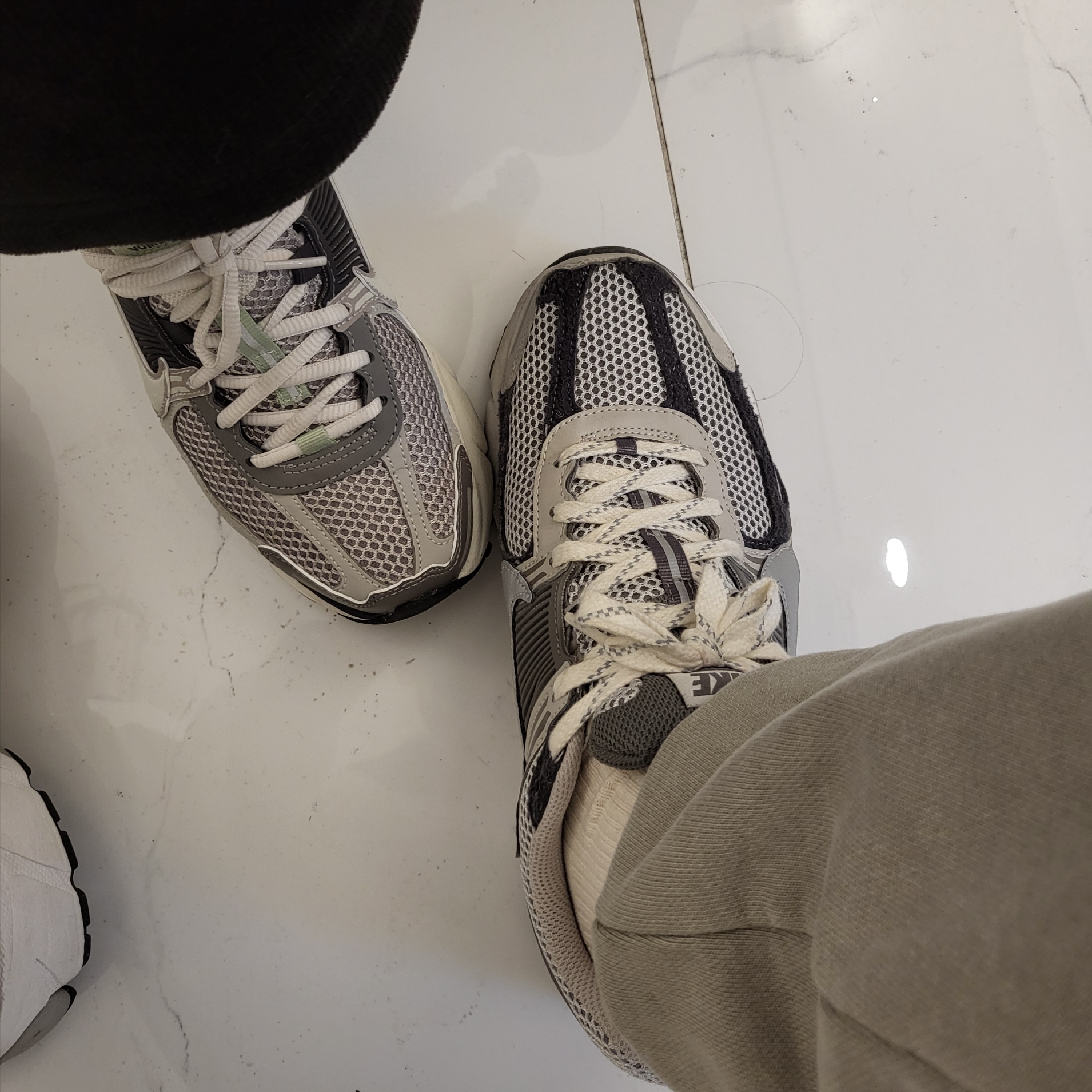 (W) Nike Zoom Vomero 5 Cobblestone and Flat Pewter, Nike Zoom Vomero 5 PRM Light Iron Ore and Flat Fewter 착용 스타일