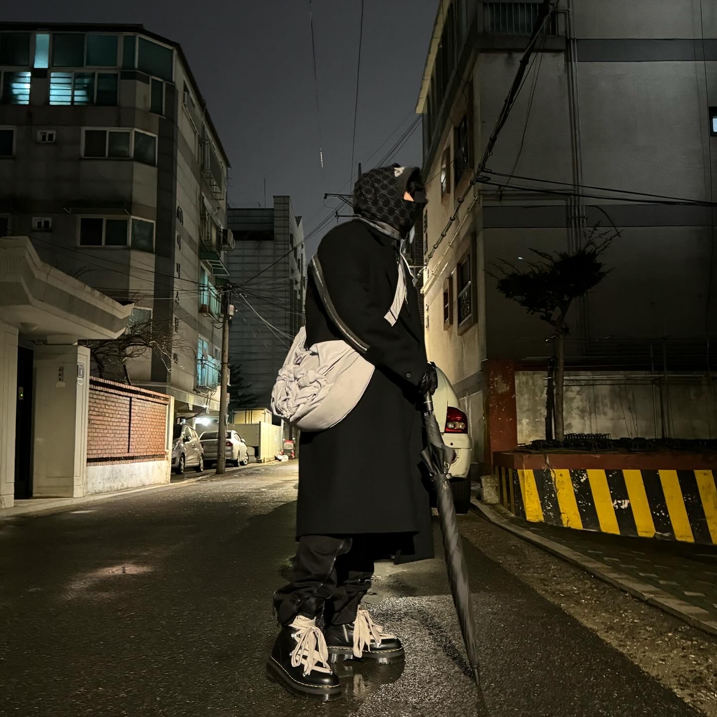 Dr. Martens x Rick Owens 1460 RO Leather Lace Up Platform Boots Black Lunar, Stussy SS Link Leather Gloves Black 착용 스타일 - 1