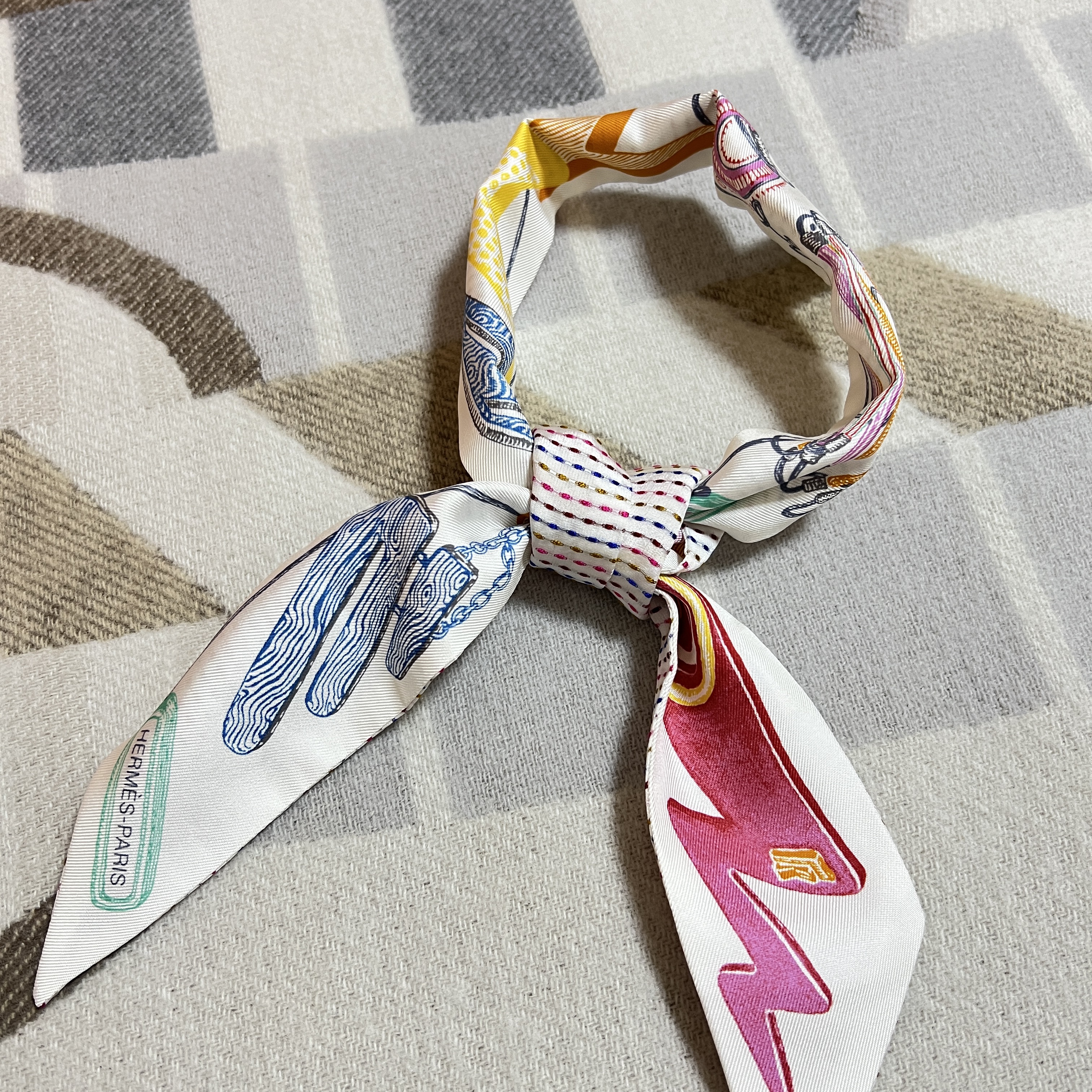 (W) Hermes Chevaloscope Pointille Twilly Blanc Rose Vert 착용 스타일 - 1