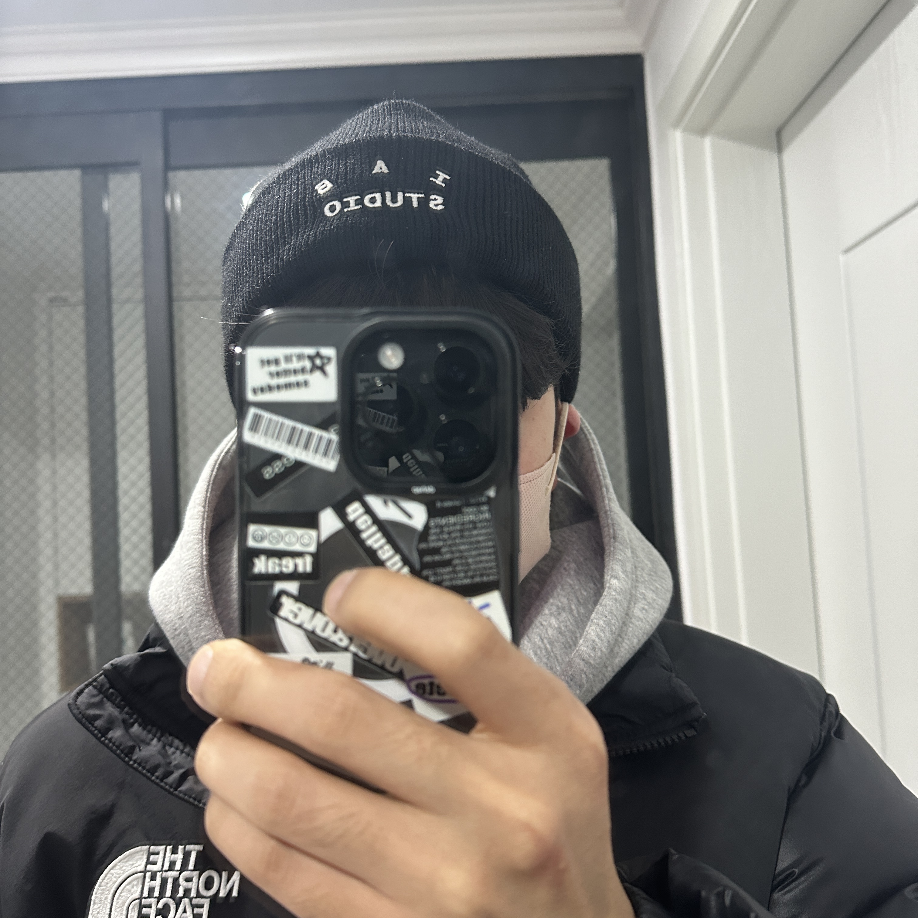 IAB Studio Beanie Black White, The North Face On Ball Jacket Black 착용 스타일
