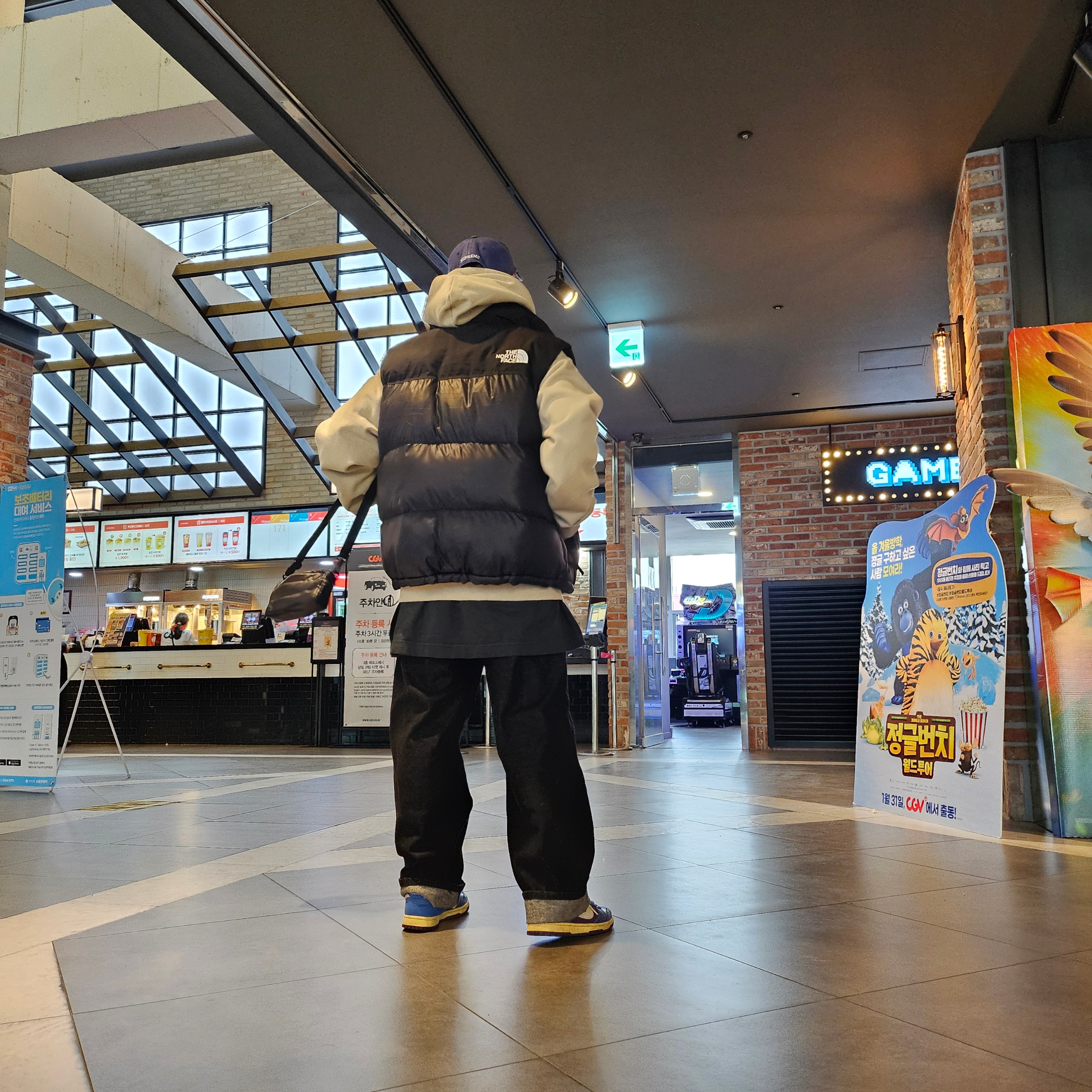 Stussy Web Zip Hoodie Khaki, The North Face Nuptse On Ball Vest Real Black 착용 스타일 - 4