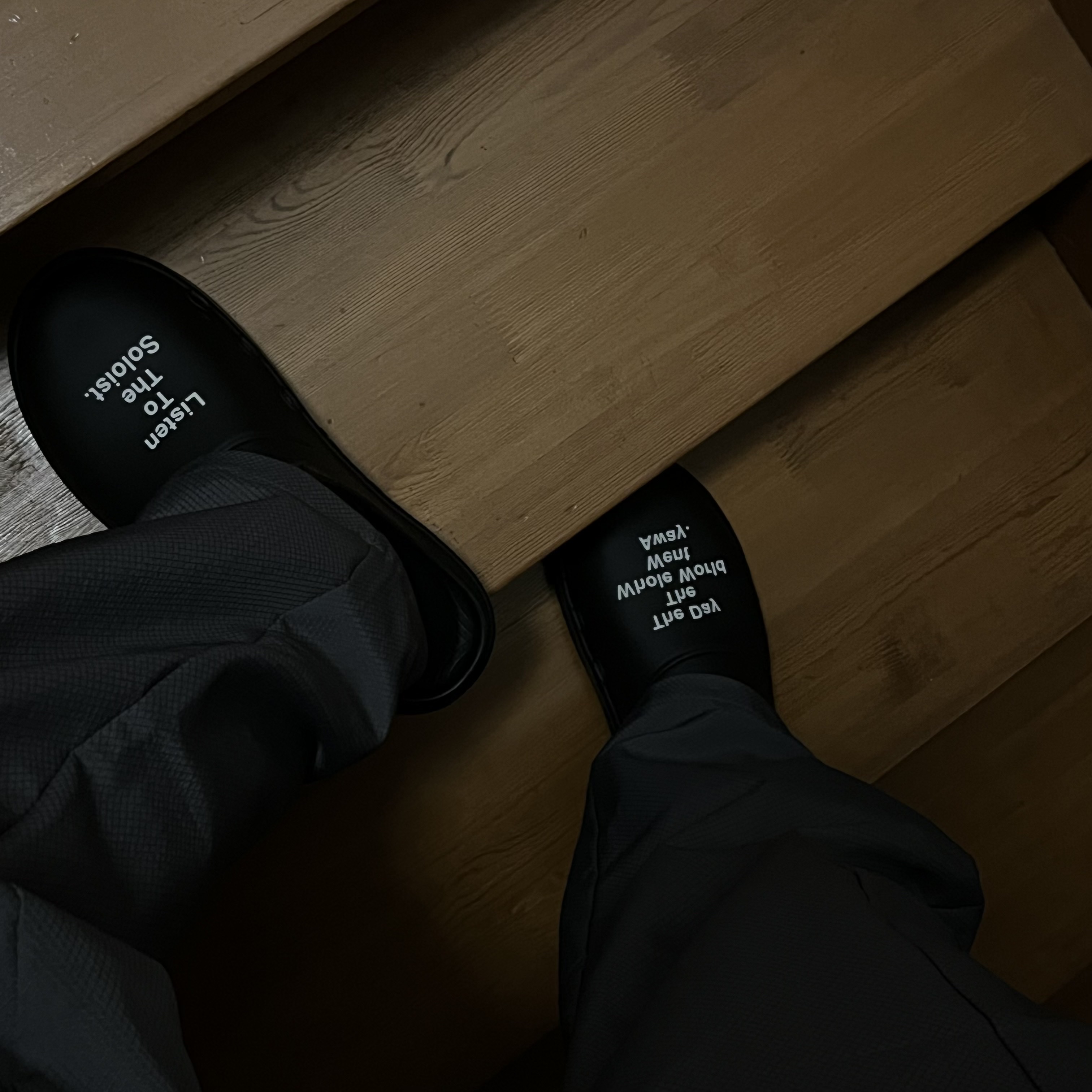 Oofos x Takahiromiyashita The Soloist The Day The Whole World Went Away Clog Black 착용 스타일 - 3