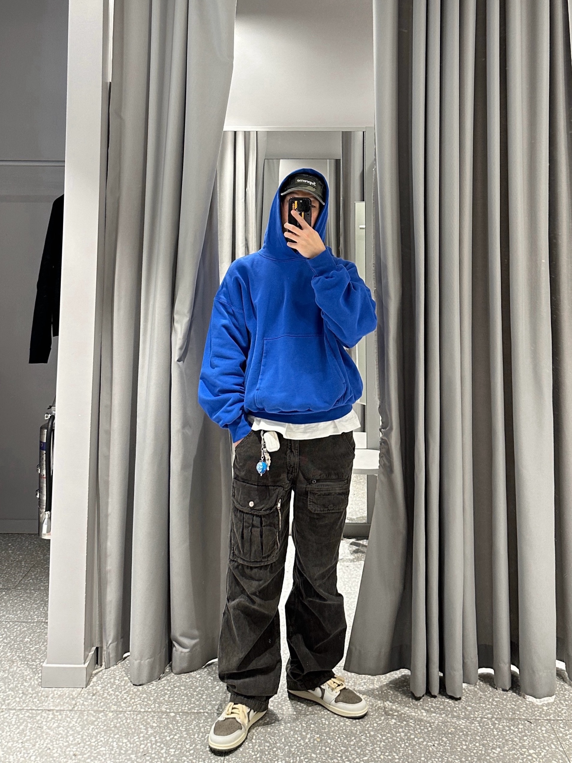 Yeezy Gap Hoodie Blue, Jordan 1 x Travis Scott Retro Low OG SP Sail and Ridgerock 착용 스타일