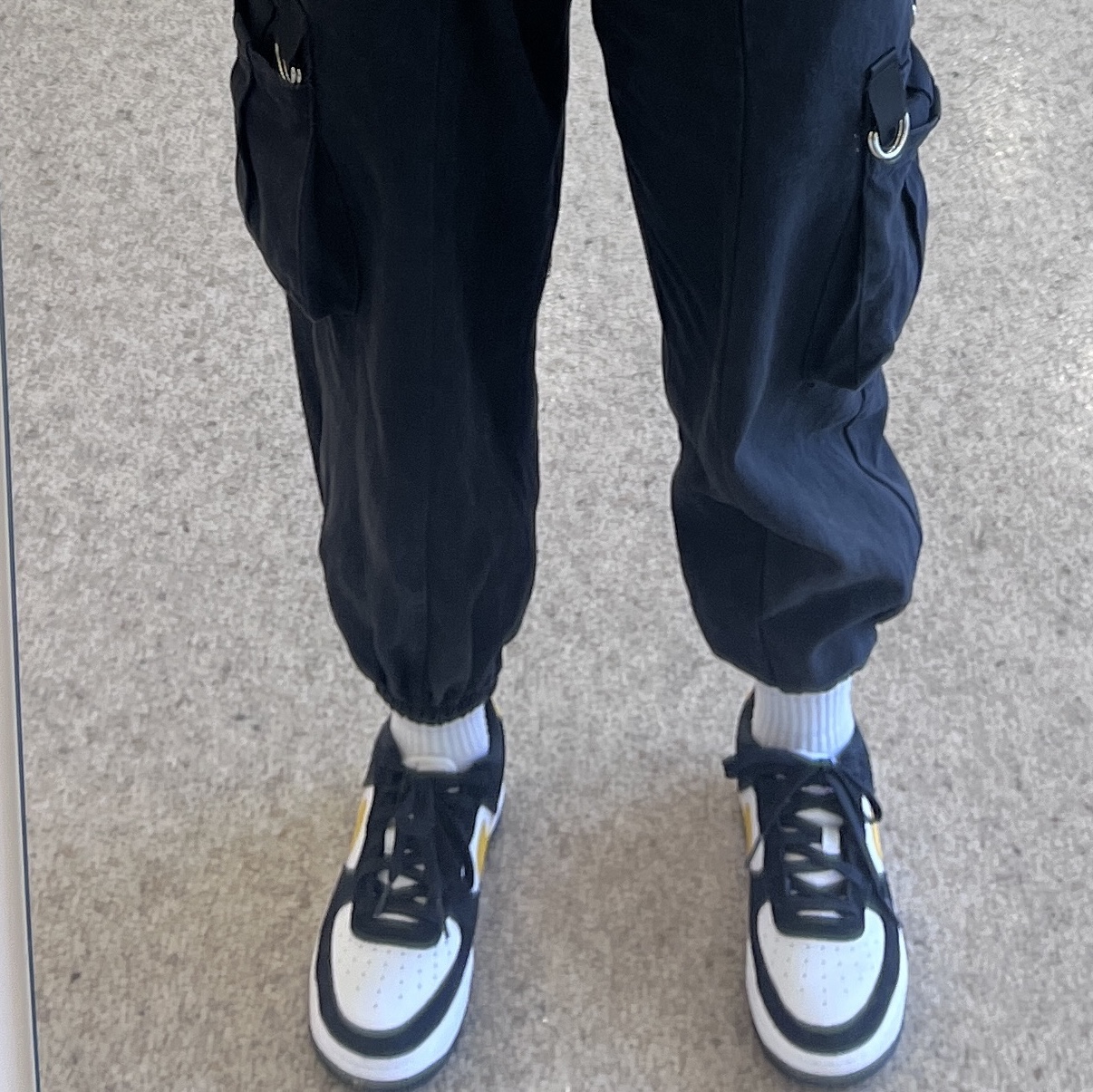 (GS) Nike Air Force 1 LV8 Athletic Club Black Dark Sulfur 착용 스타일 - 2