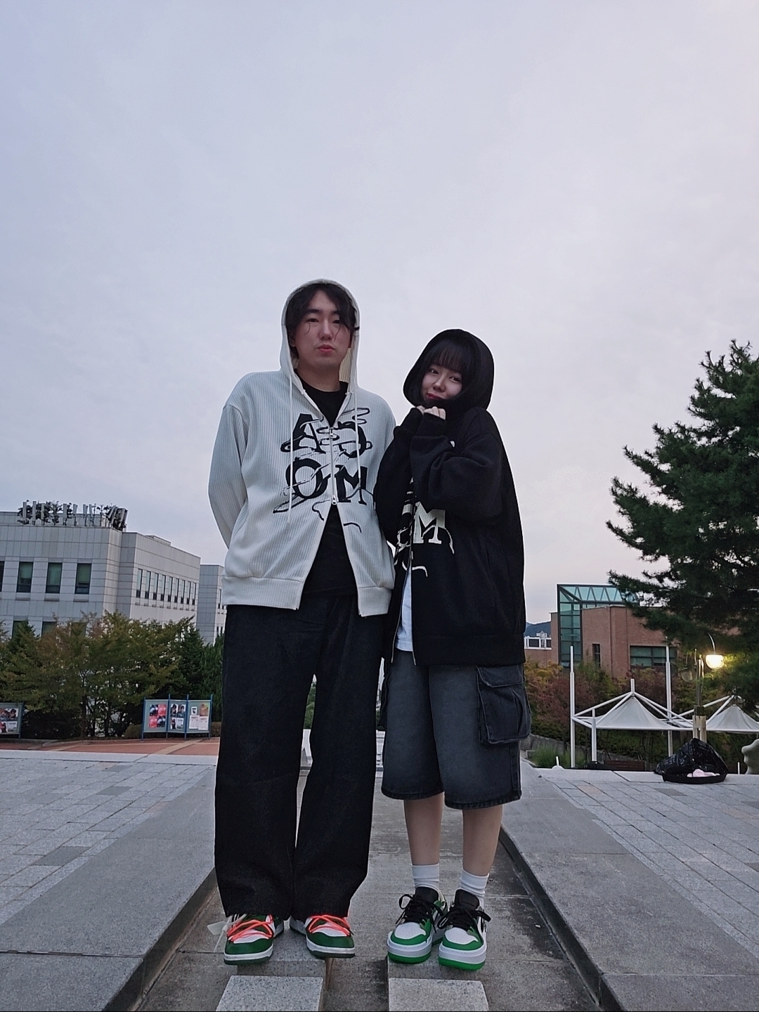 (W) Jordan 1 Elevate Low SE Lucky Green, LE SSERAFIM Oversized Bag 착용 스타일 - 3