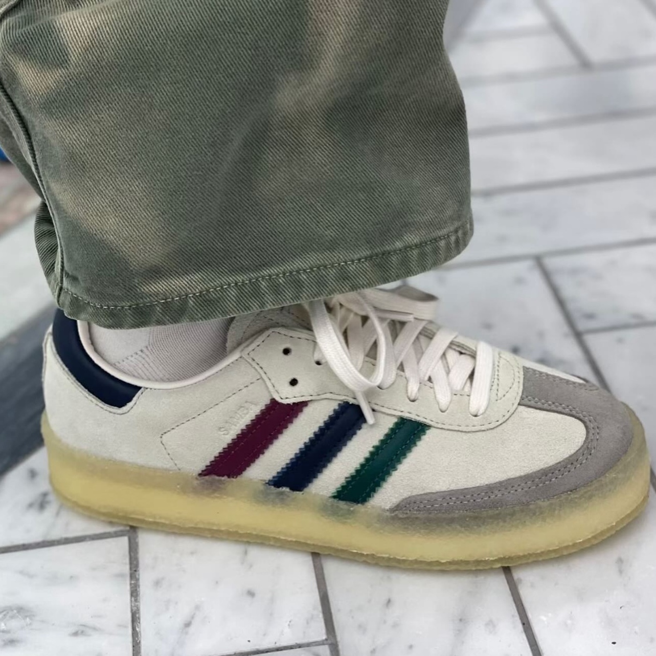Adidas x Clarks x Ronnie Fieg 8th Street Samba Chalk White Collegiate Green 착용 스타일
