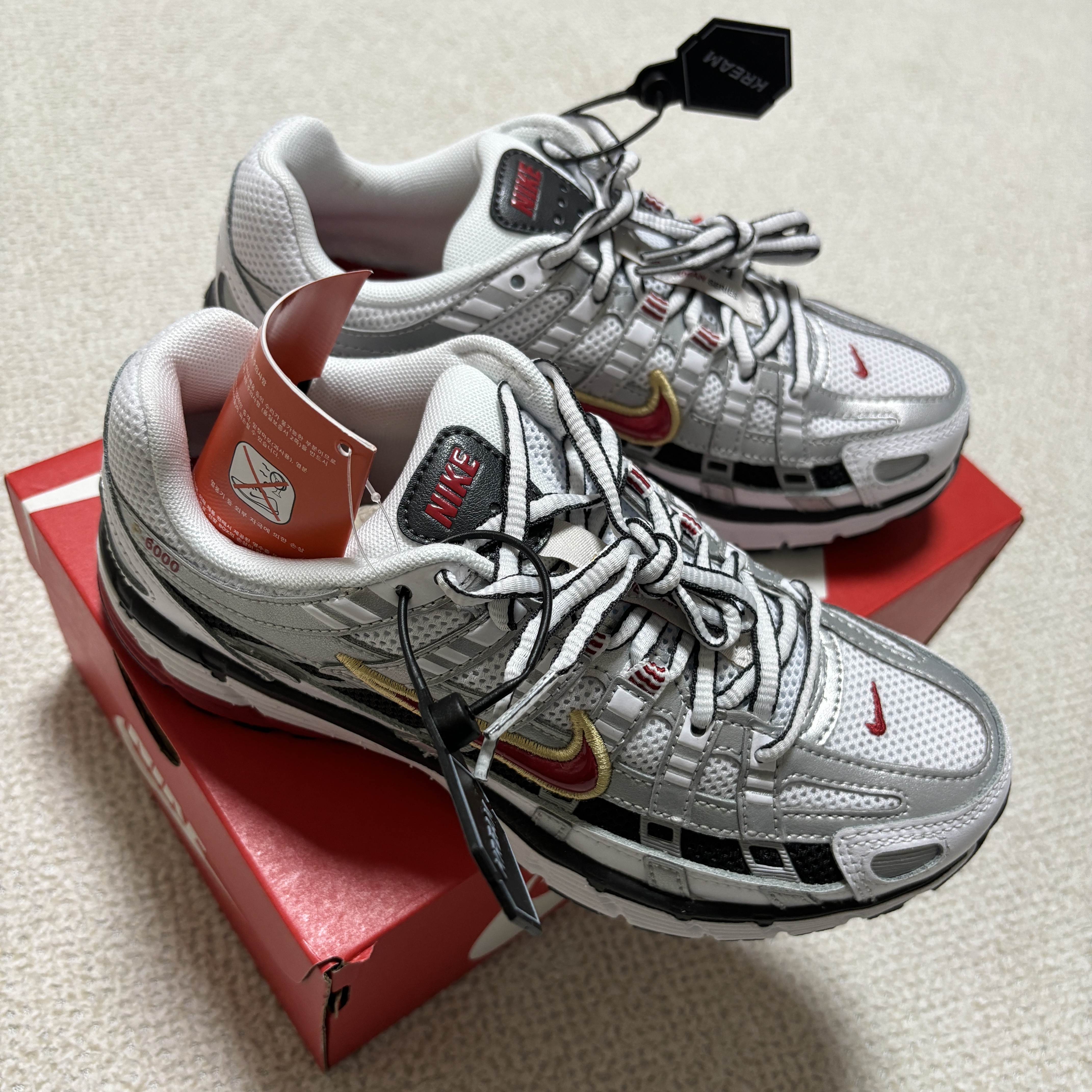(W) Nike P-6000 Metallic Silver Red 착용 스타일 - 2